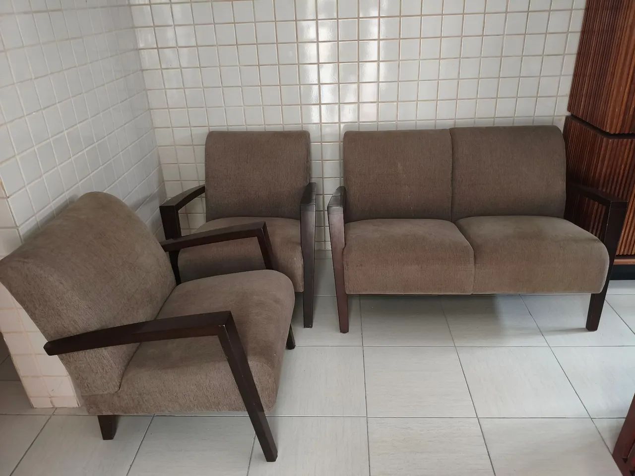 Vendo sofá dois lugares e poltronas!