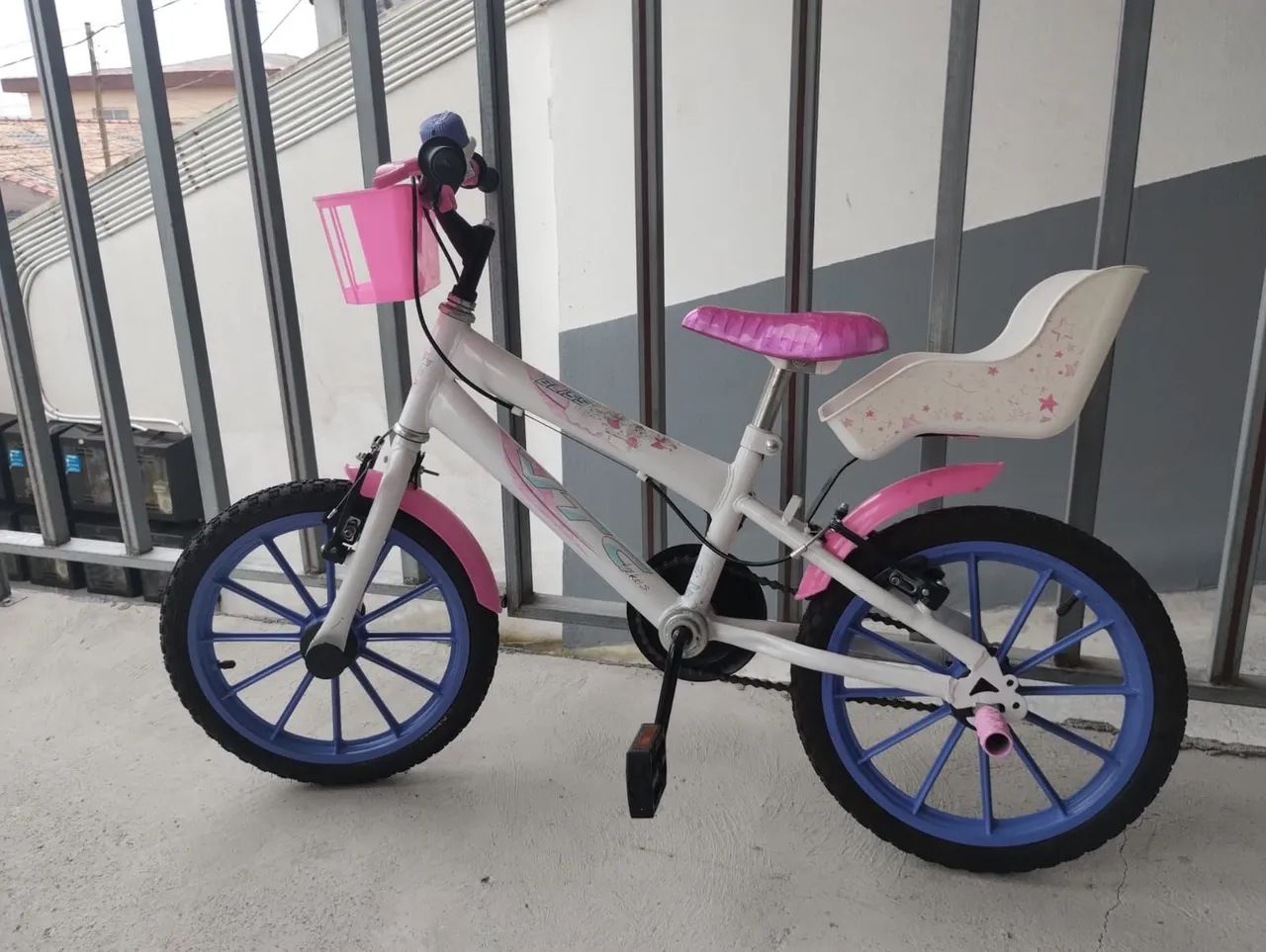 Bicicleta semi nova aro 16 com cadeirinha de boneca.  