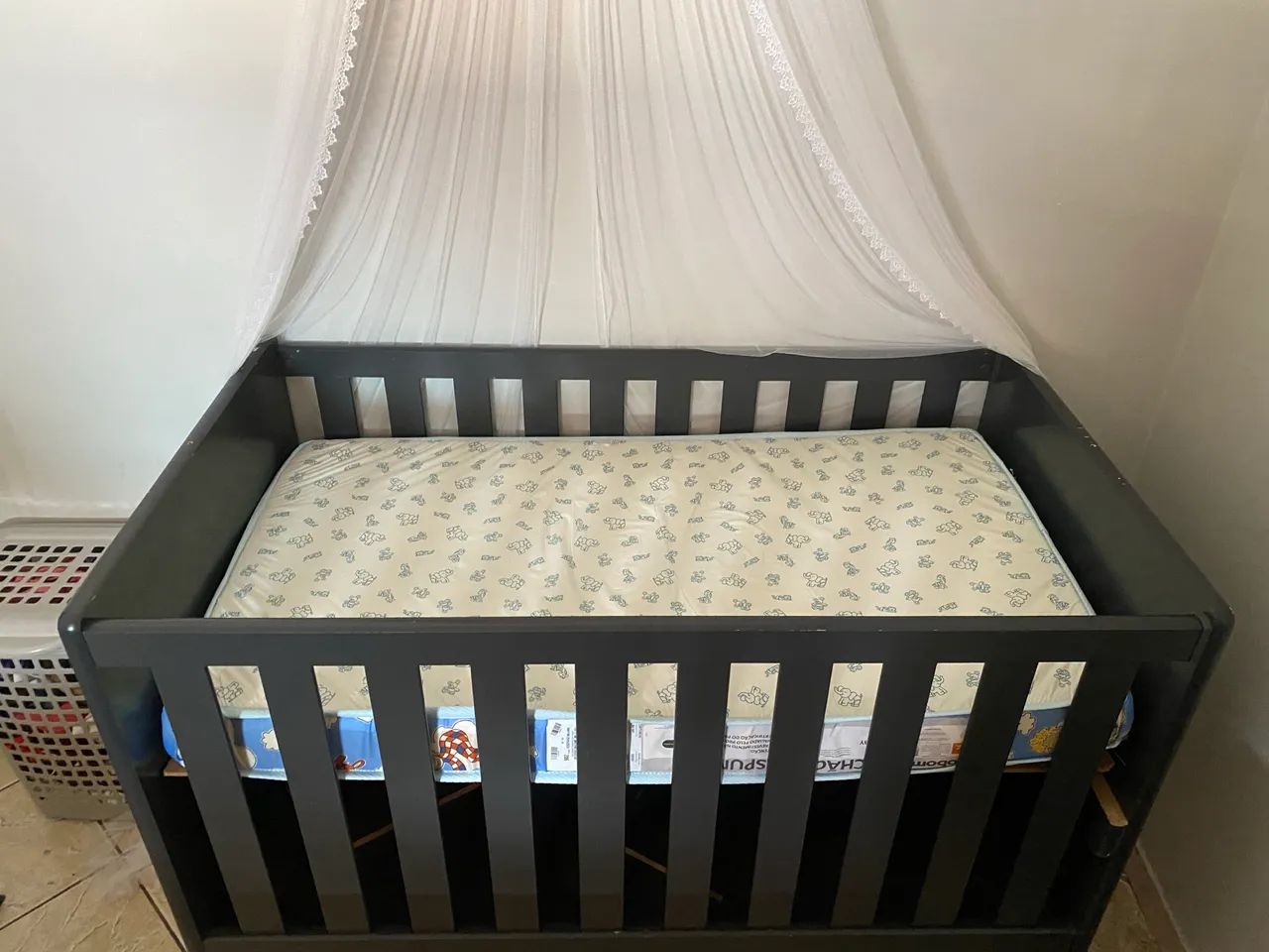 Berço retrô acompanha colchão 