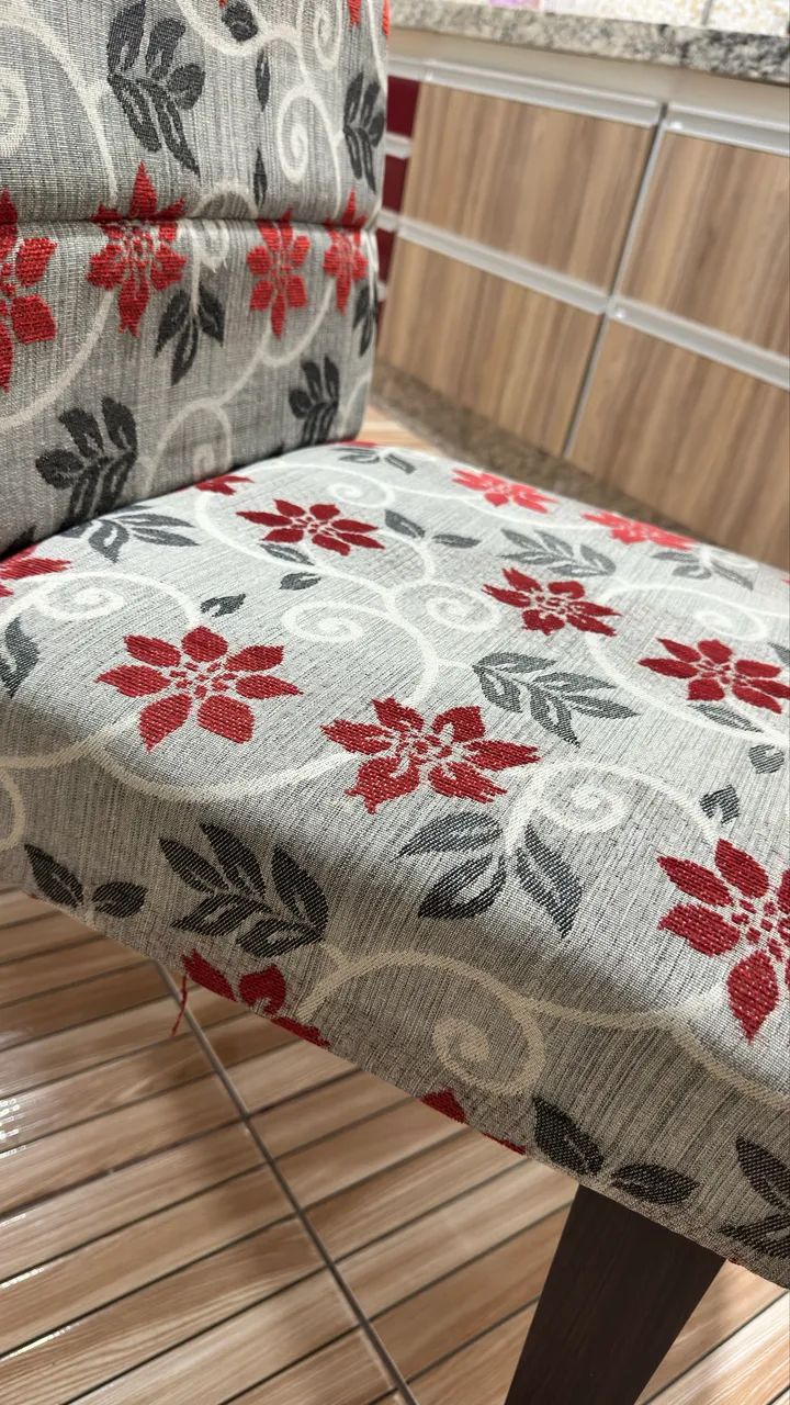 Mesa de vidro com 4 cadeiras floridas  - Foto 5