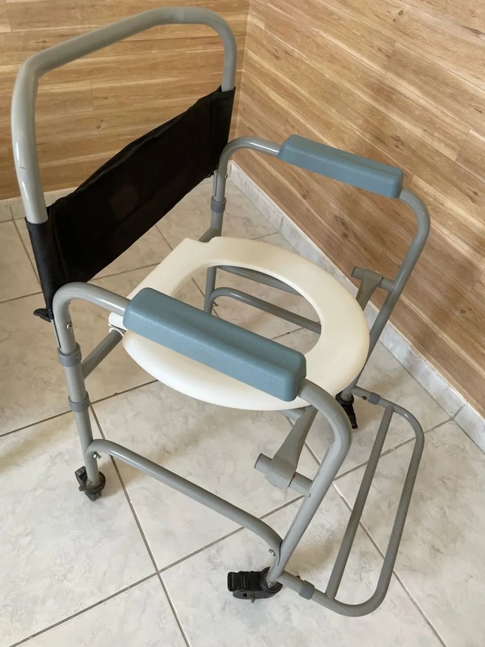 Cadeira de banho semi nova 120$ - Foto 2