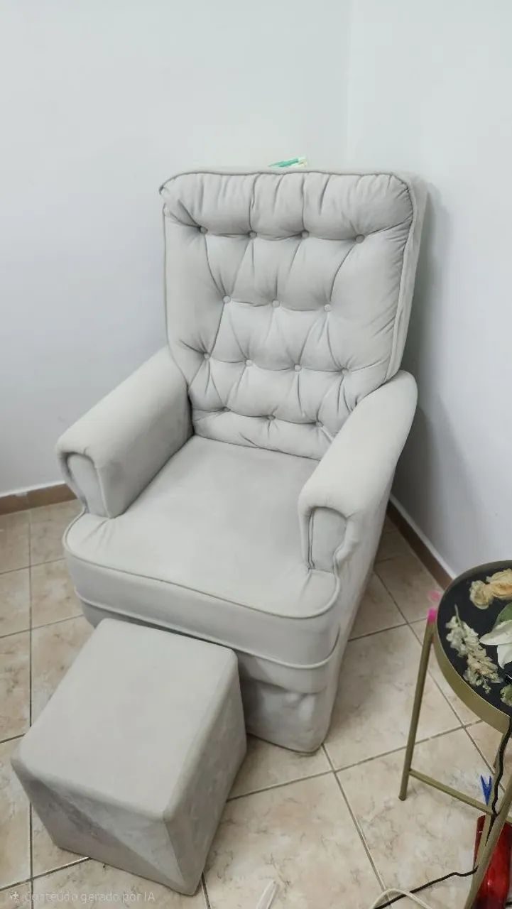 Poltrona de amamentação com puff