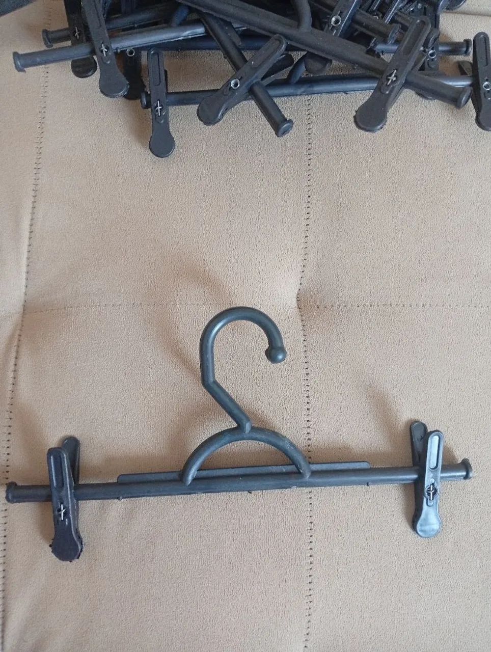 Kit com 19 Cabides Plásticos com Presilhas - Ótimo Estado