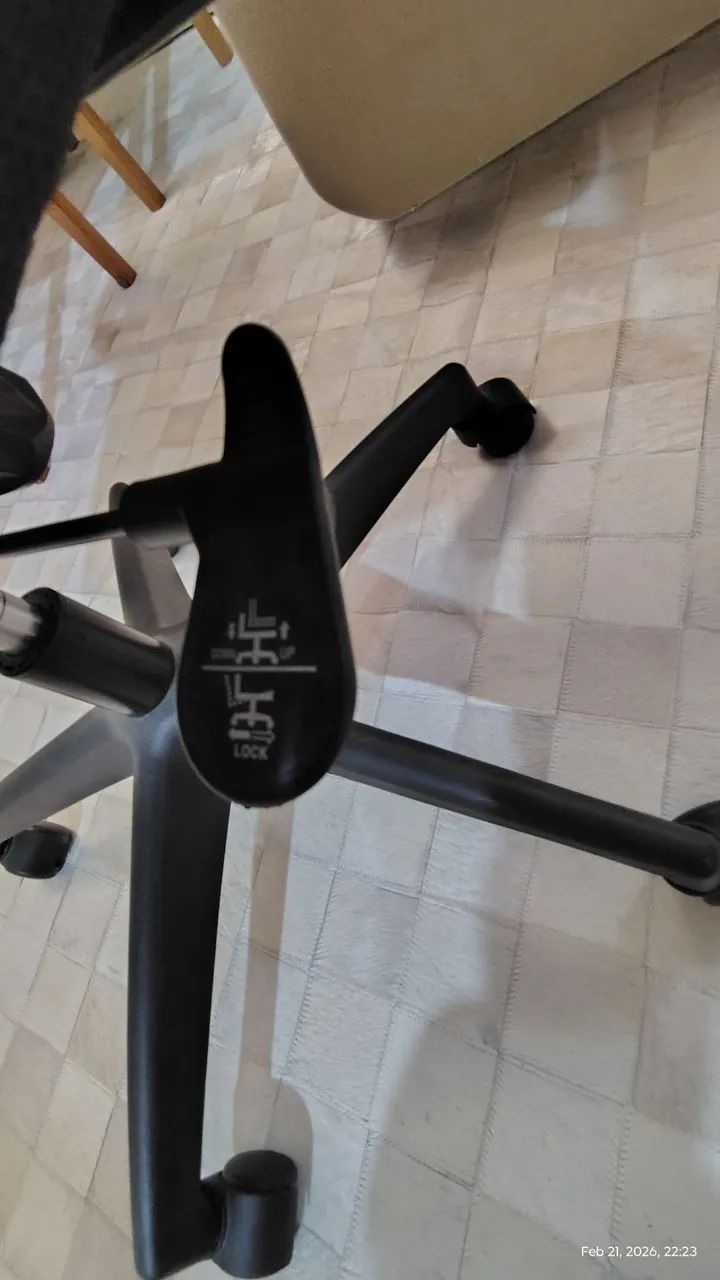 Cadeira de Escritório Giratória e Ajustável - Foto 4