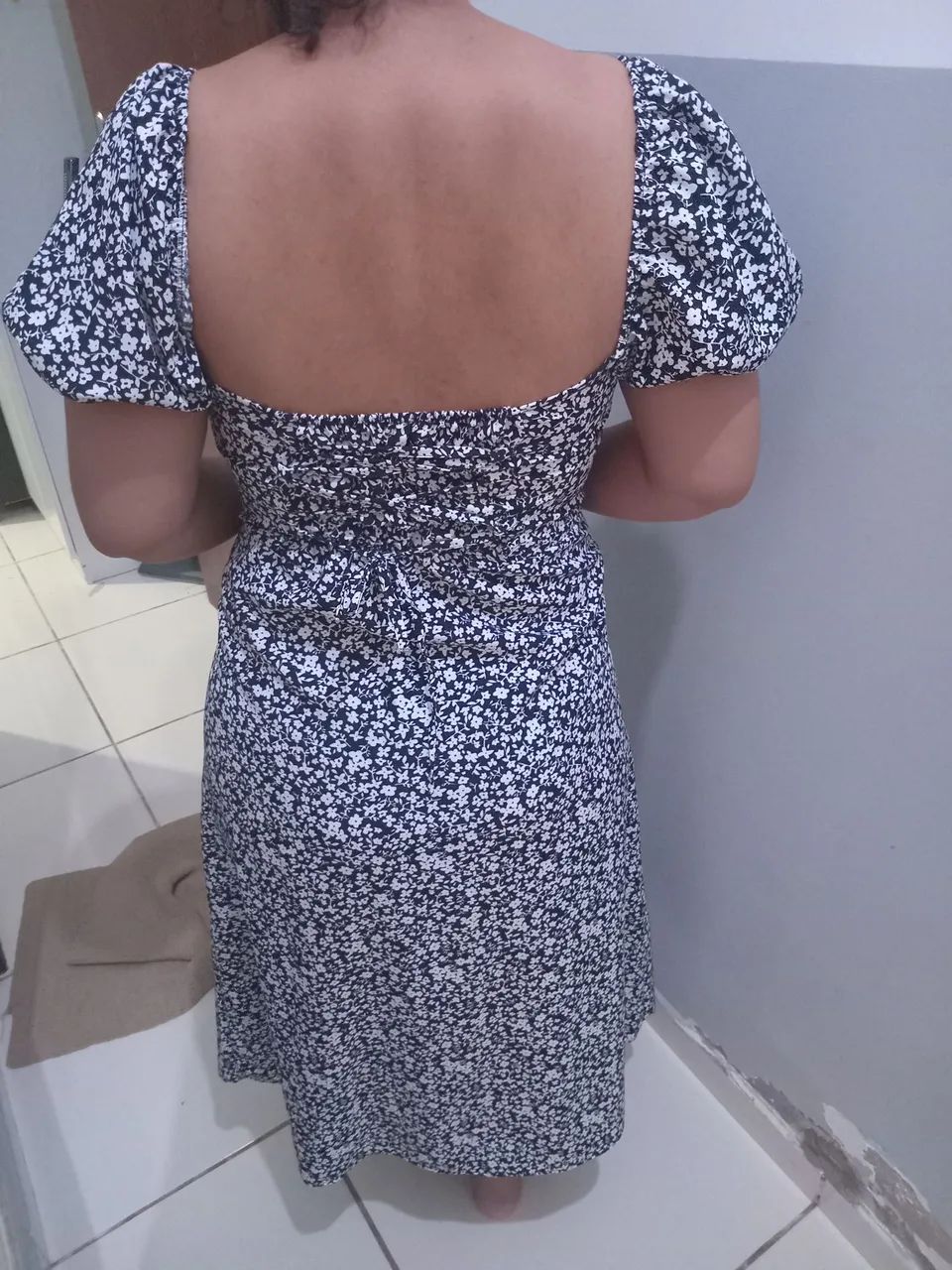 Vestido preto com flores brancas  - Foto 2