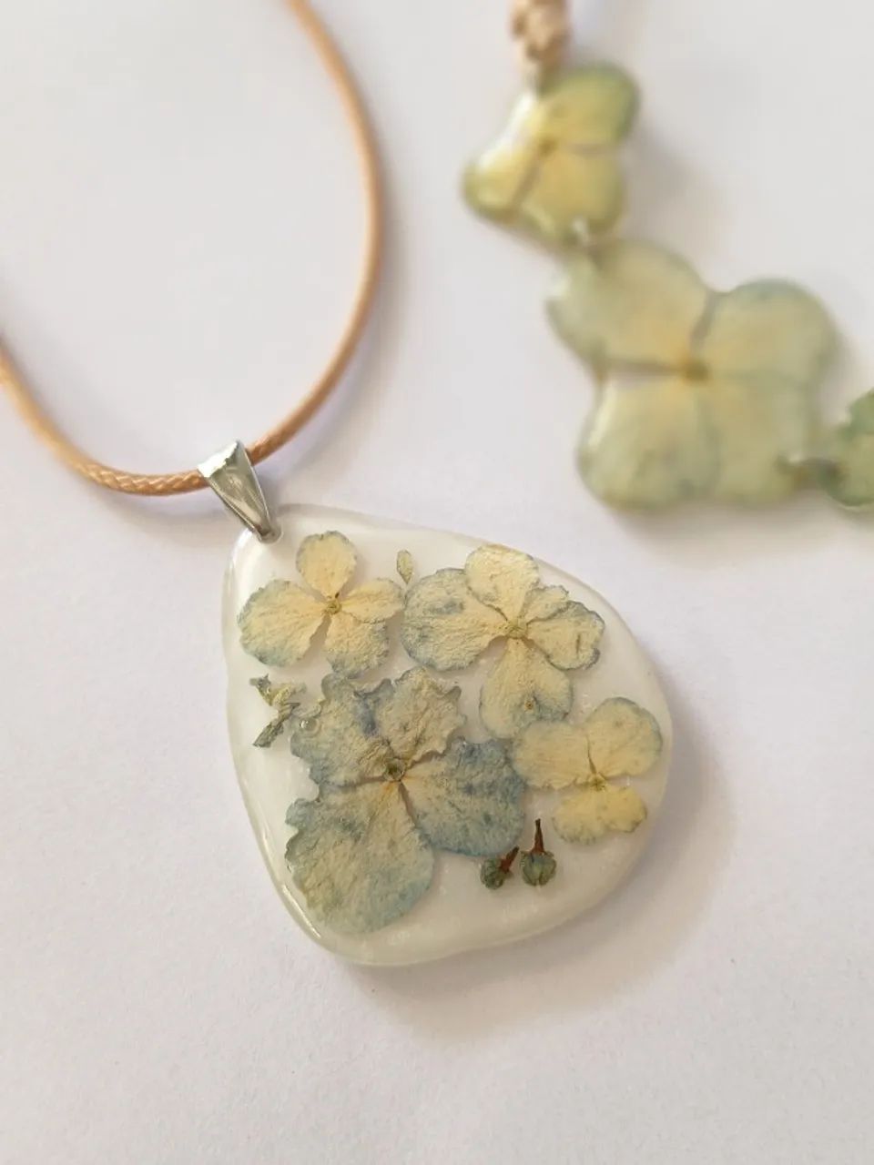 Conjunto em Resina com Hortênsias Naturais - Colar e Pulseira R$90  - Foto 2