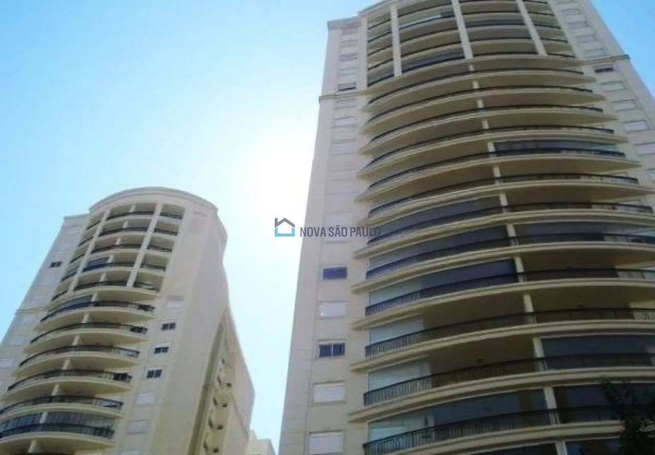 Apartamento com sacada 2 quartos sendo 1 suíte à venda em Moema.