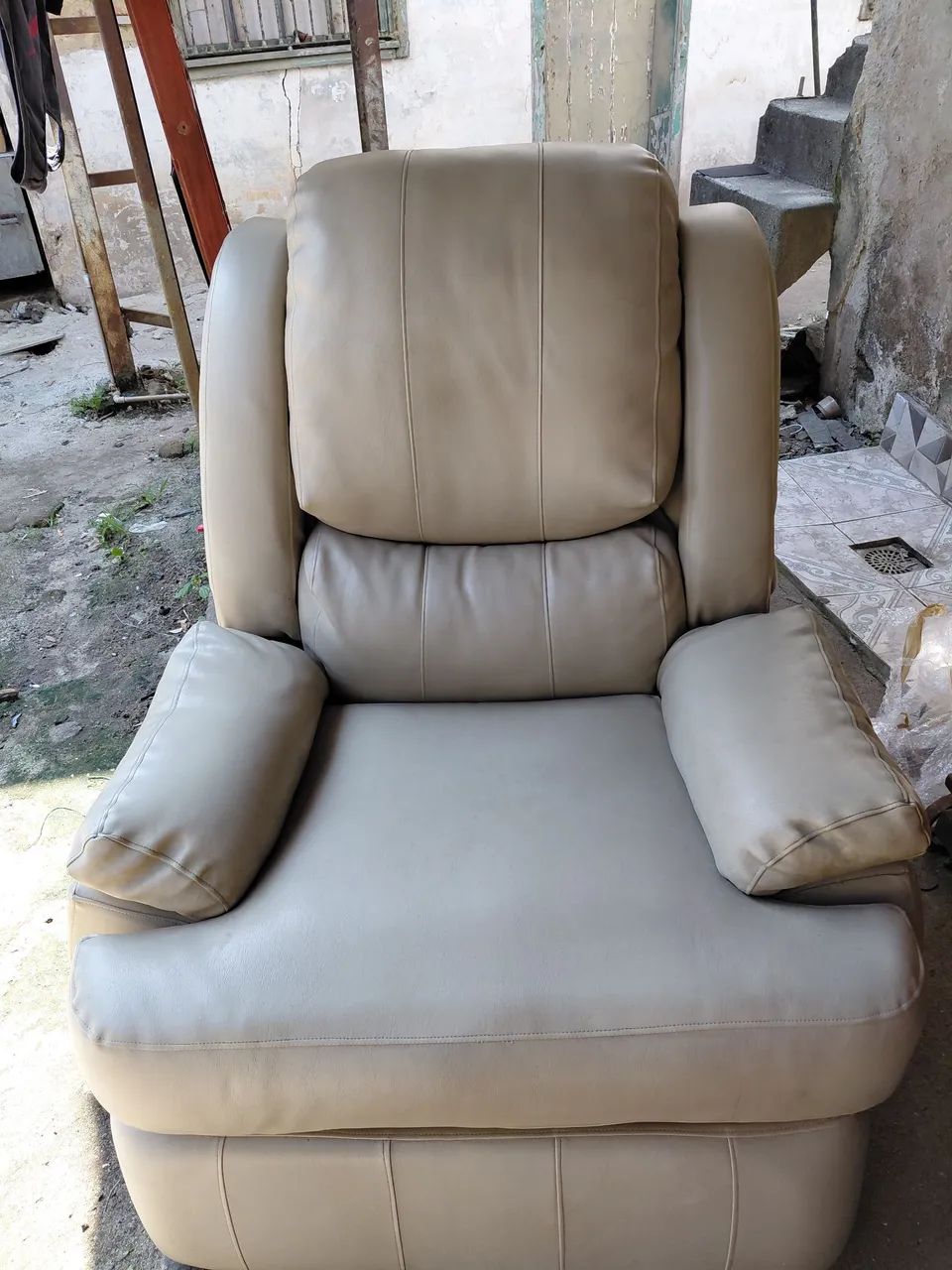 Vendo uma poltrona reclináveis de massagem em ótimo estado de conservação funcionando.  - Foto 4