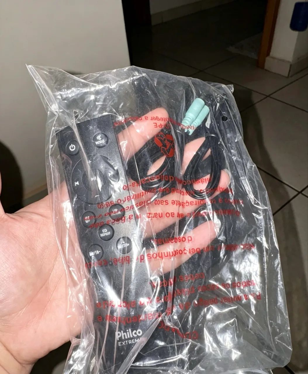 VENDE-SE CAIXA DE SOM + 2 MICROFONES - Foto 3