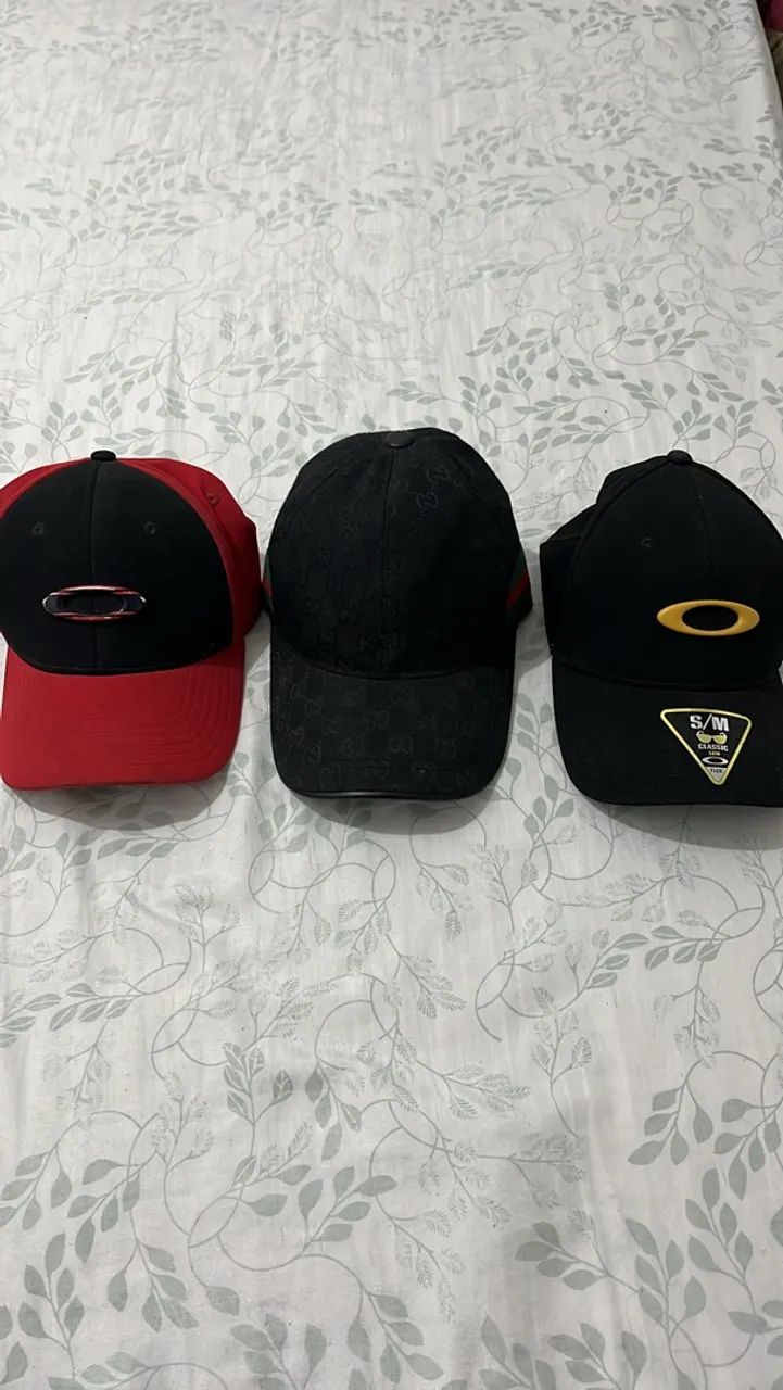 2 bonés vermelho e preto ori 