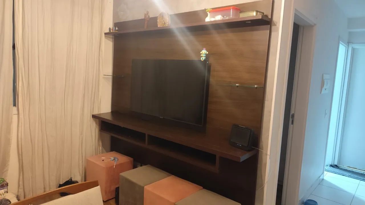 Painel para TV suspenso com prateleira superior com led e nichos.