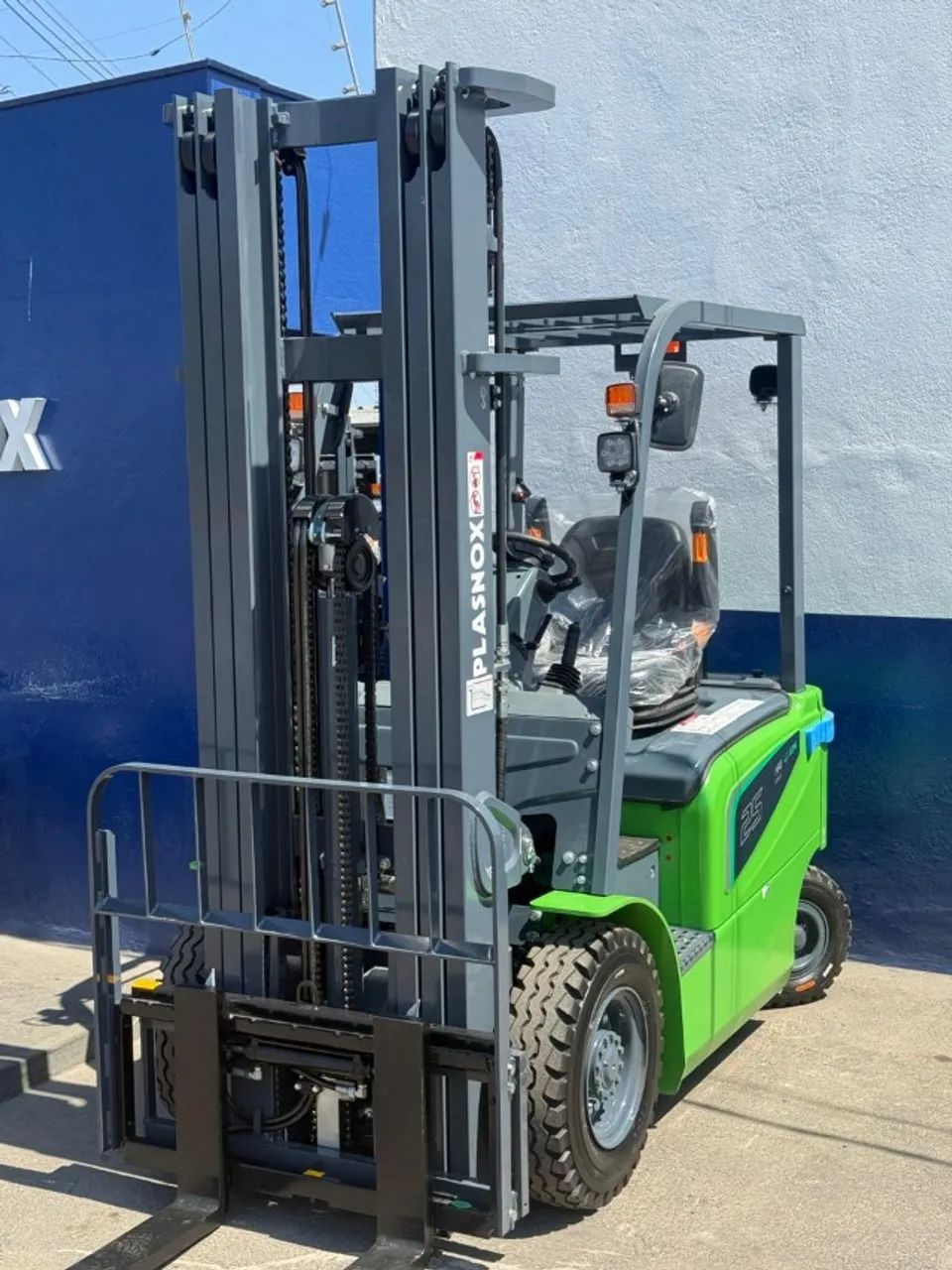 Empilhadeira Eletrica Nova - Marca Plasnox - 2.500kg - Torre 4.7mts - Foto 3