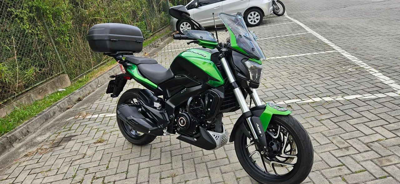 Bajaj Dominar 400 verde