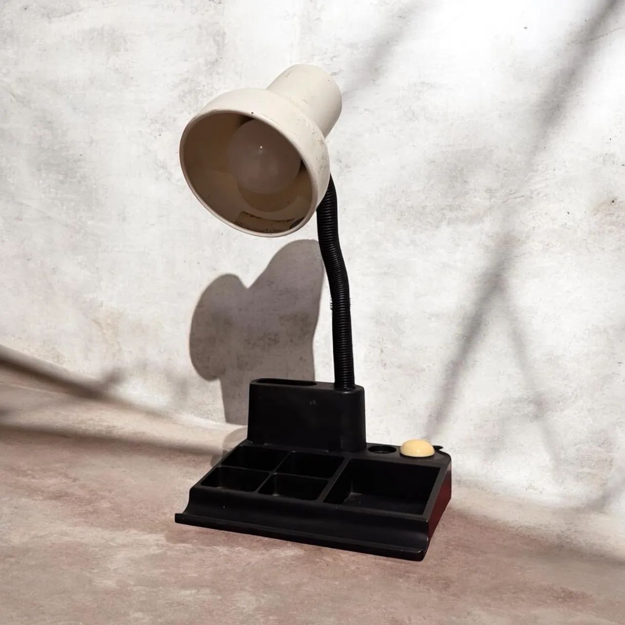 Luminária articulada com compartimentos