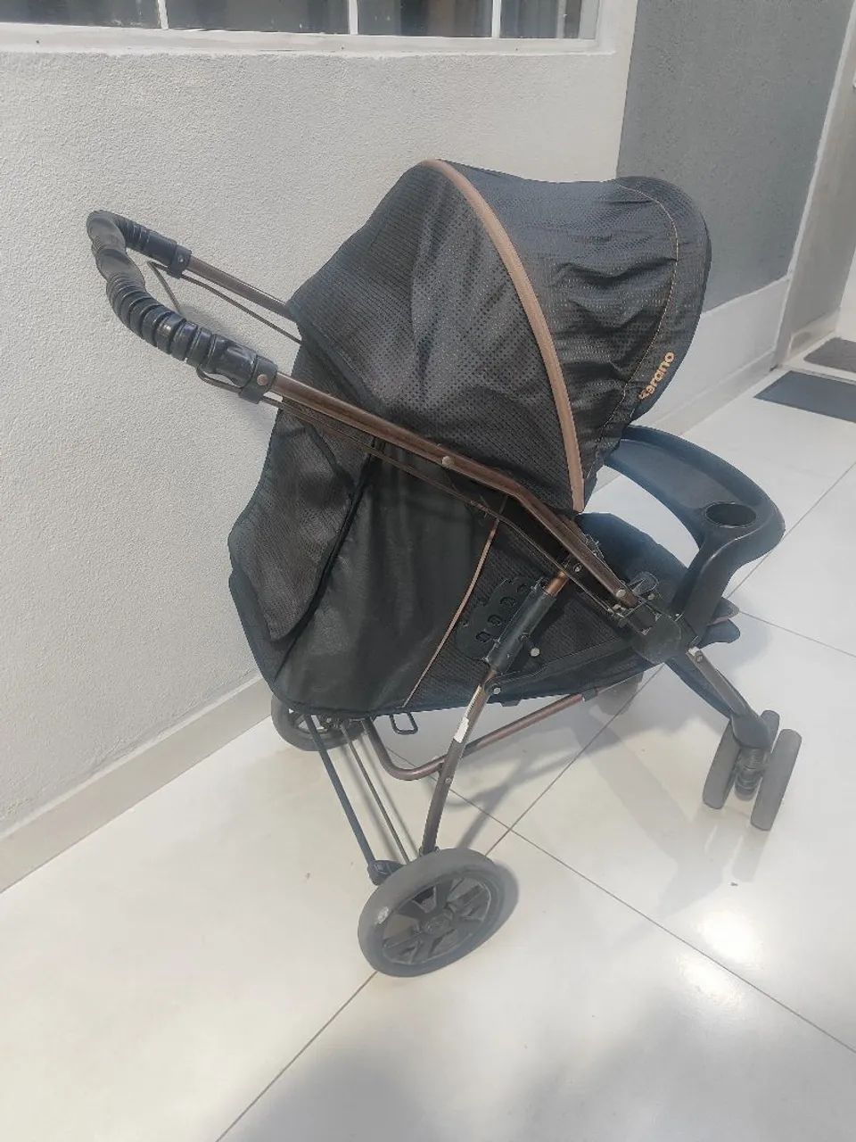Vendo carrinho de bebê super conservado 
