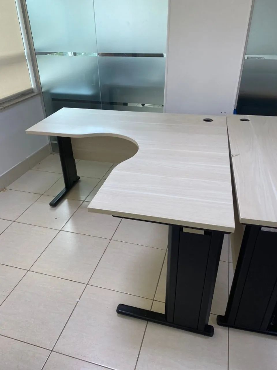 Mesa de estação de trabalho Flexibase 1,4mX1,4m cor bege claro  - Foto 3
