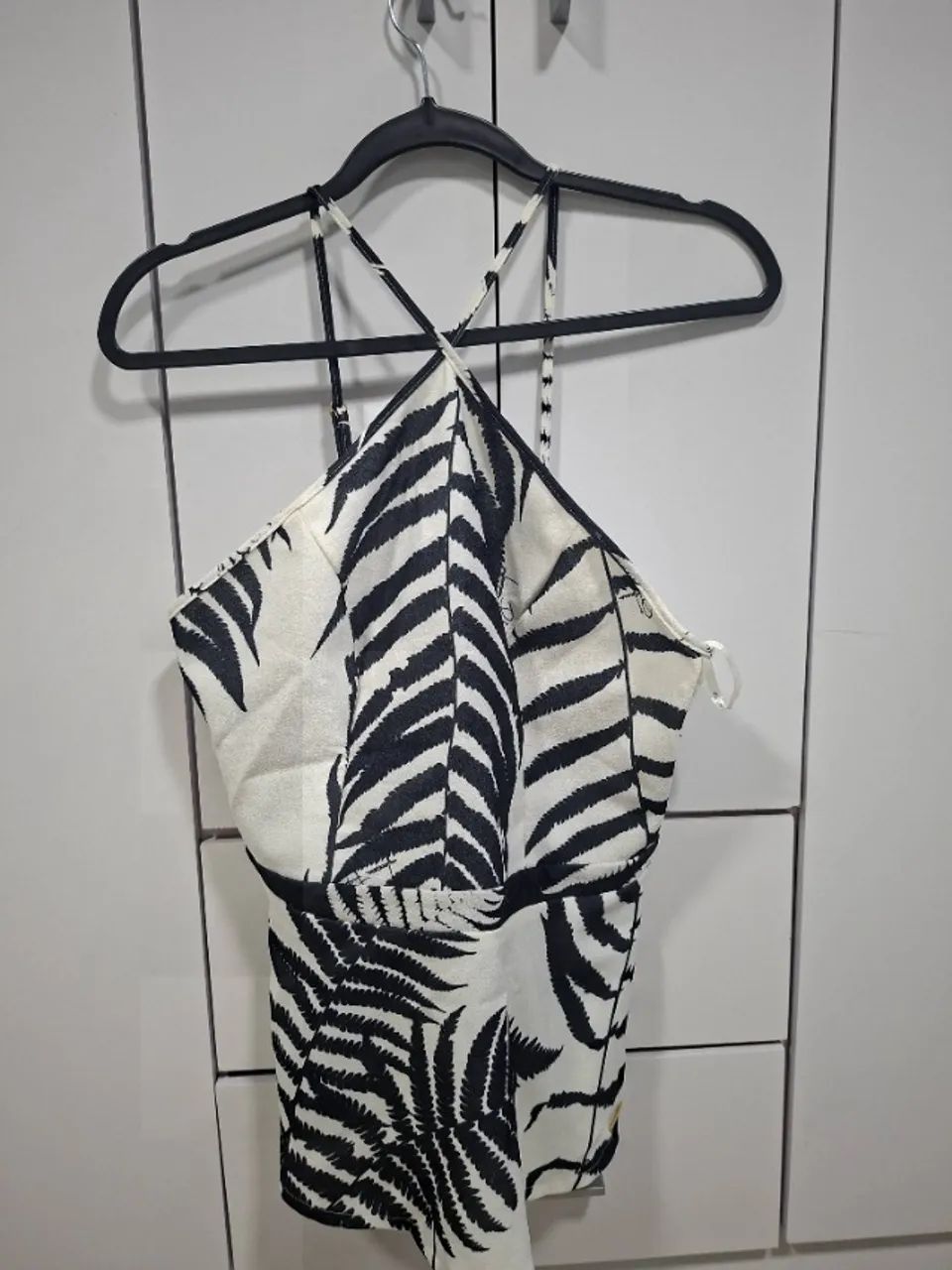 Blusa Lança Perfume G Estampada preta e branca  - Foto 3