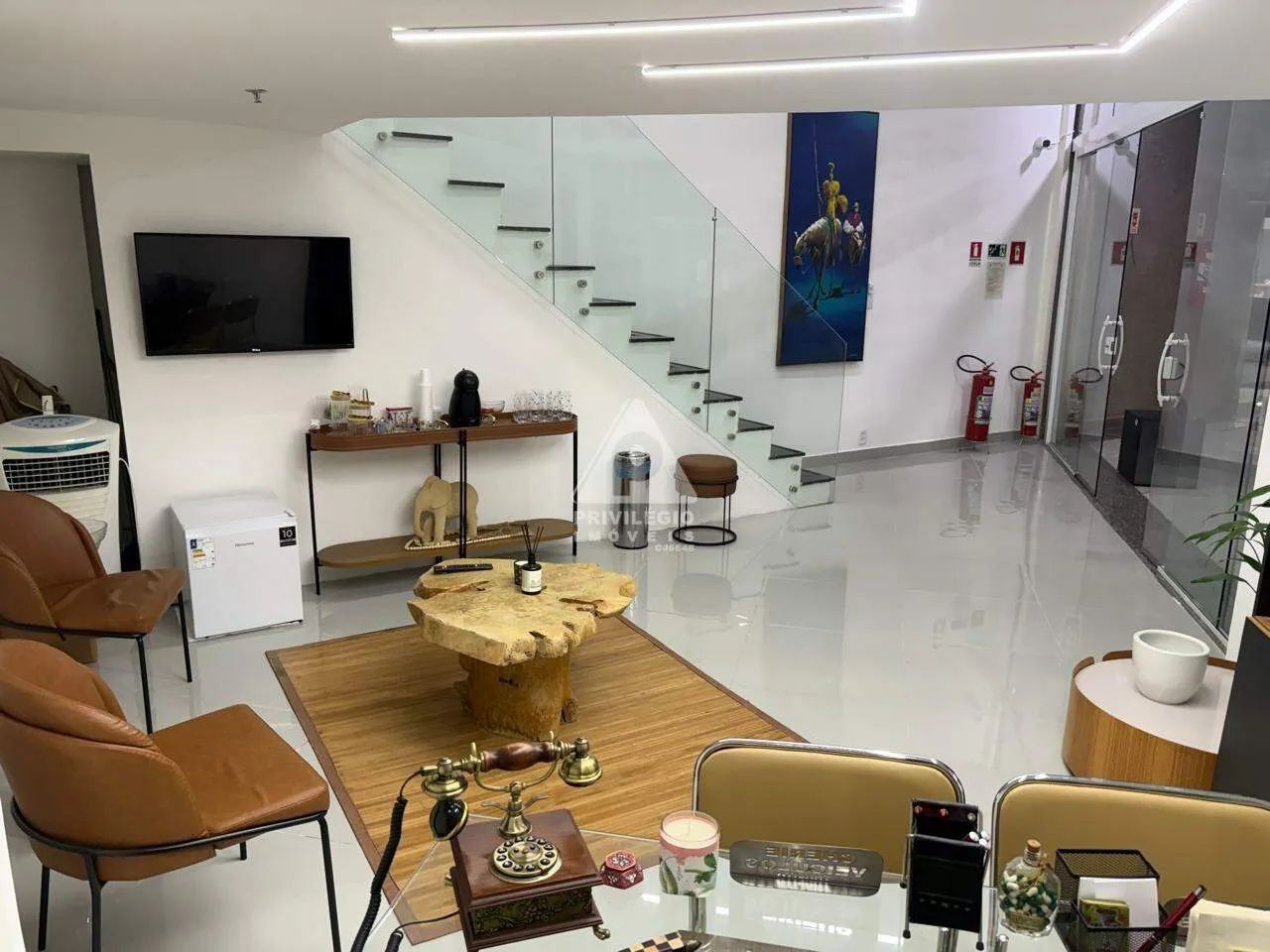 SALA COMERCIAL REFORMADA E SEMI MOBILIADA NO BARRA POINT SHOPPING