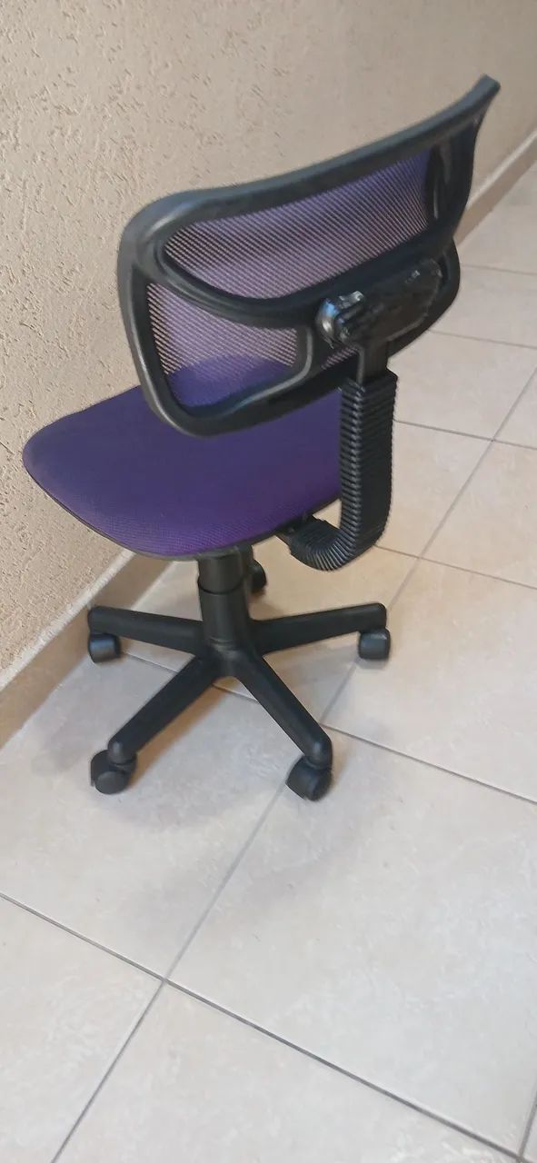 Cadeira giratório para escritório cor roxa - Foto 3