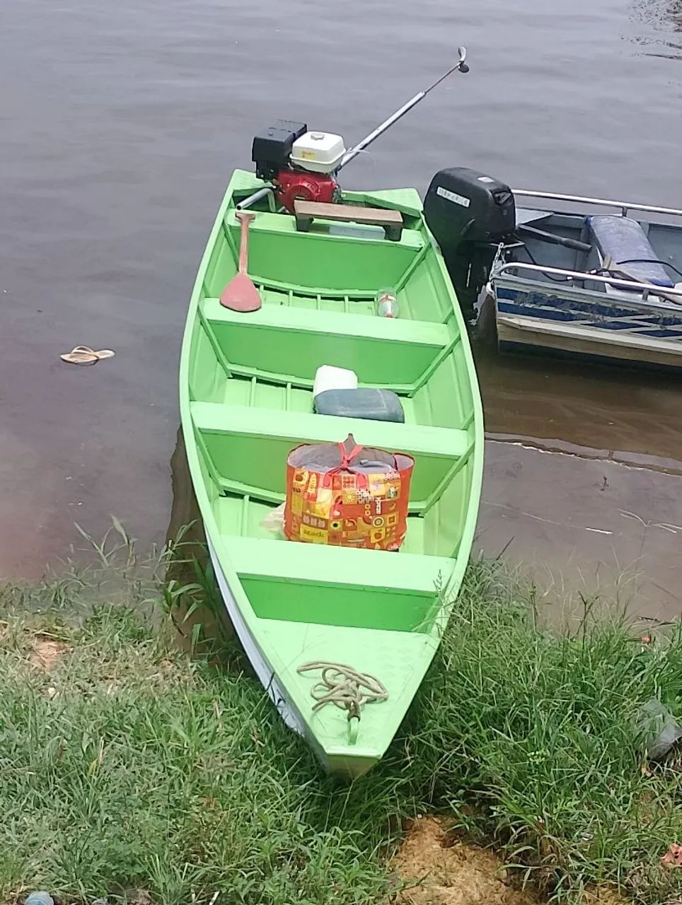 Vendo um bote de alumínio com motor 