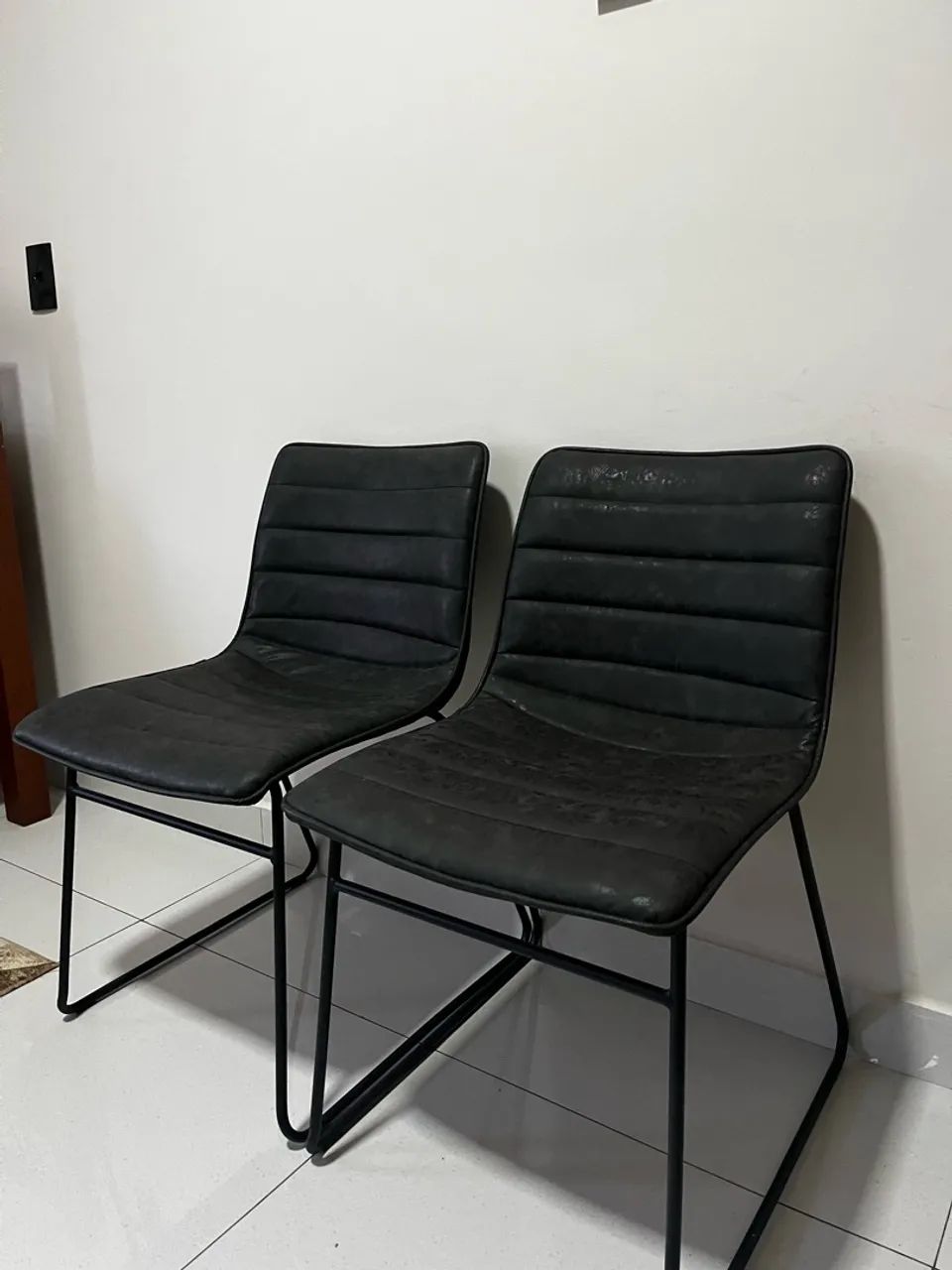 Cadeiras pretas com base de ferro  - Foto 2