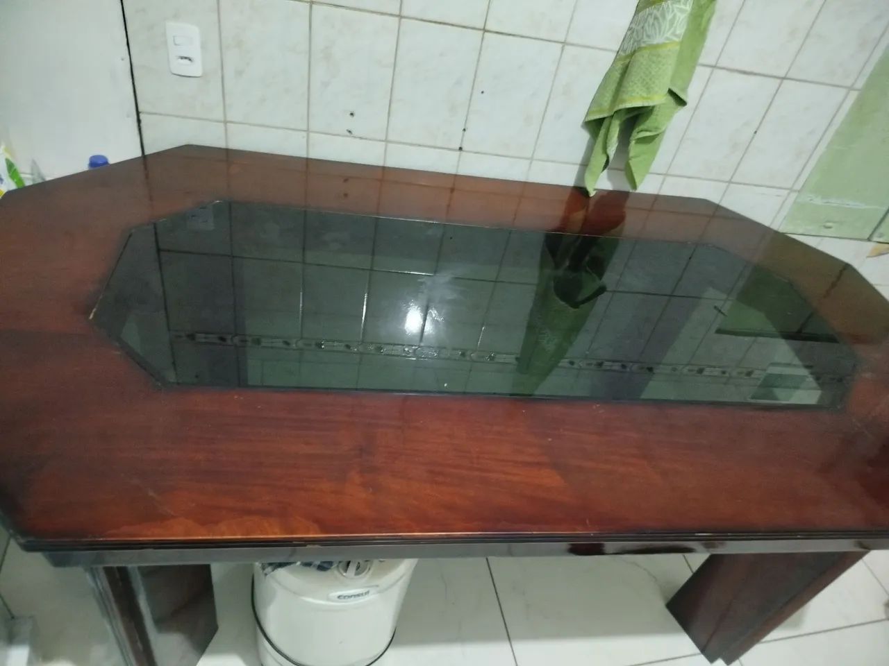 Mesa de madeira com vidro no meio mesa tem 2.20 metros 