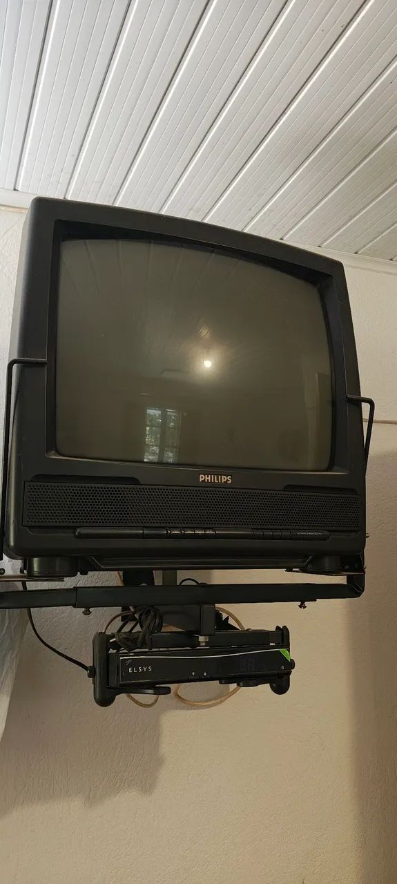 TV de tubo antiga Philips 20 polegadas com receptor e rack.