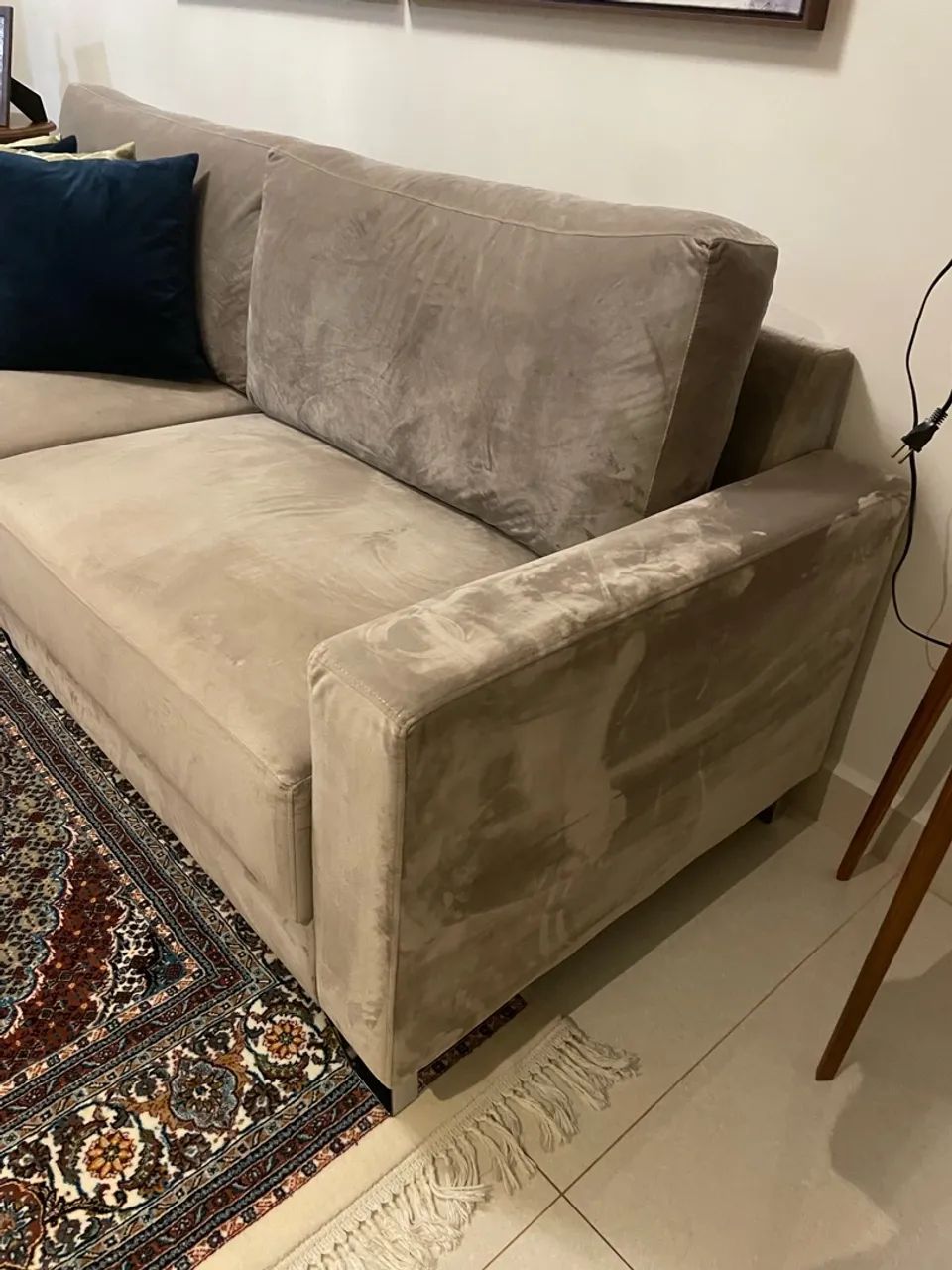 Sofá em suede semi novo - Foto 2