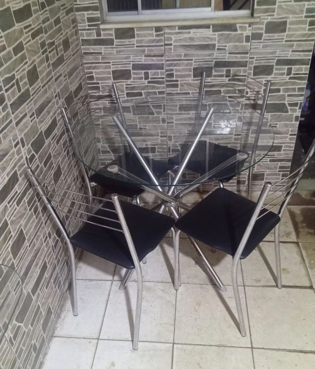 MESA COM TRAMPO DE VIDRO E 4 CADEIRAS  - Foto 2