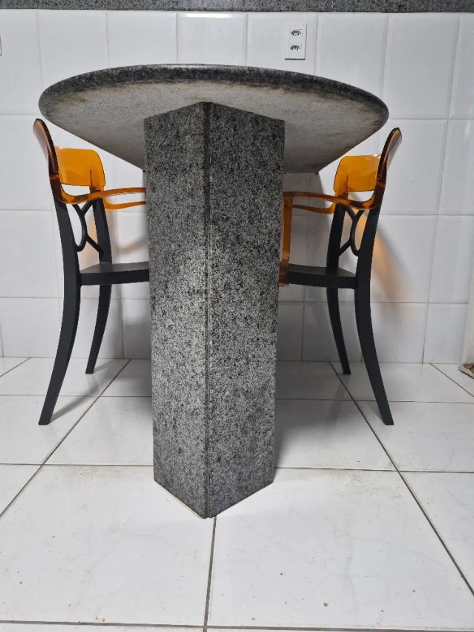 Mesa de granito. Ótima para ambientes compactos - Foto 3