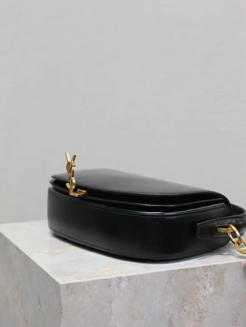 Bolsa YSL Voltaire Top Handle em couro  - Foto 3