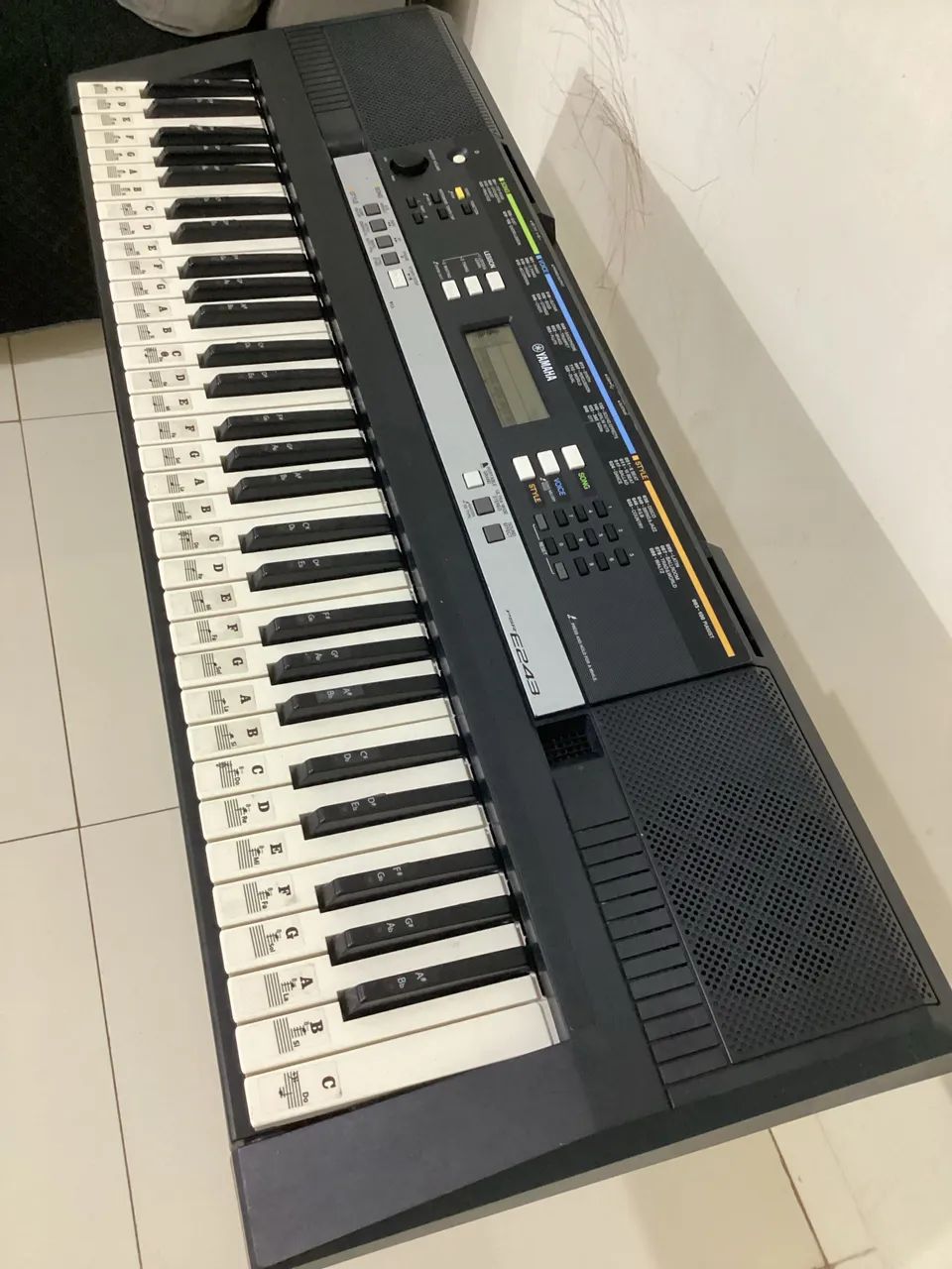 Teclado YAMAHA PSR E243 (TEM ENTRADA MID) - Foto 3
