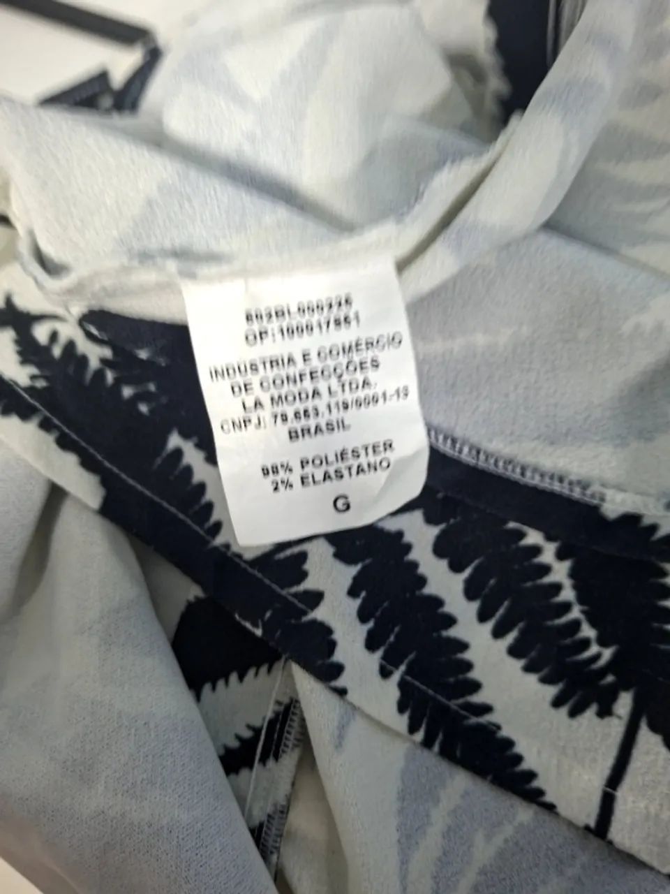 Blusa Lança Perfume G Estampada preta e branca  - Foto 5