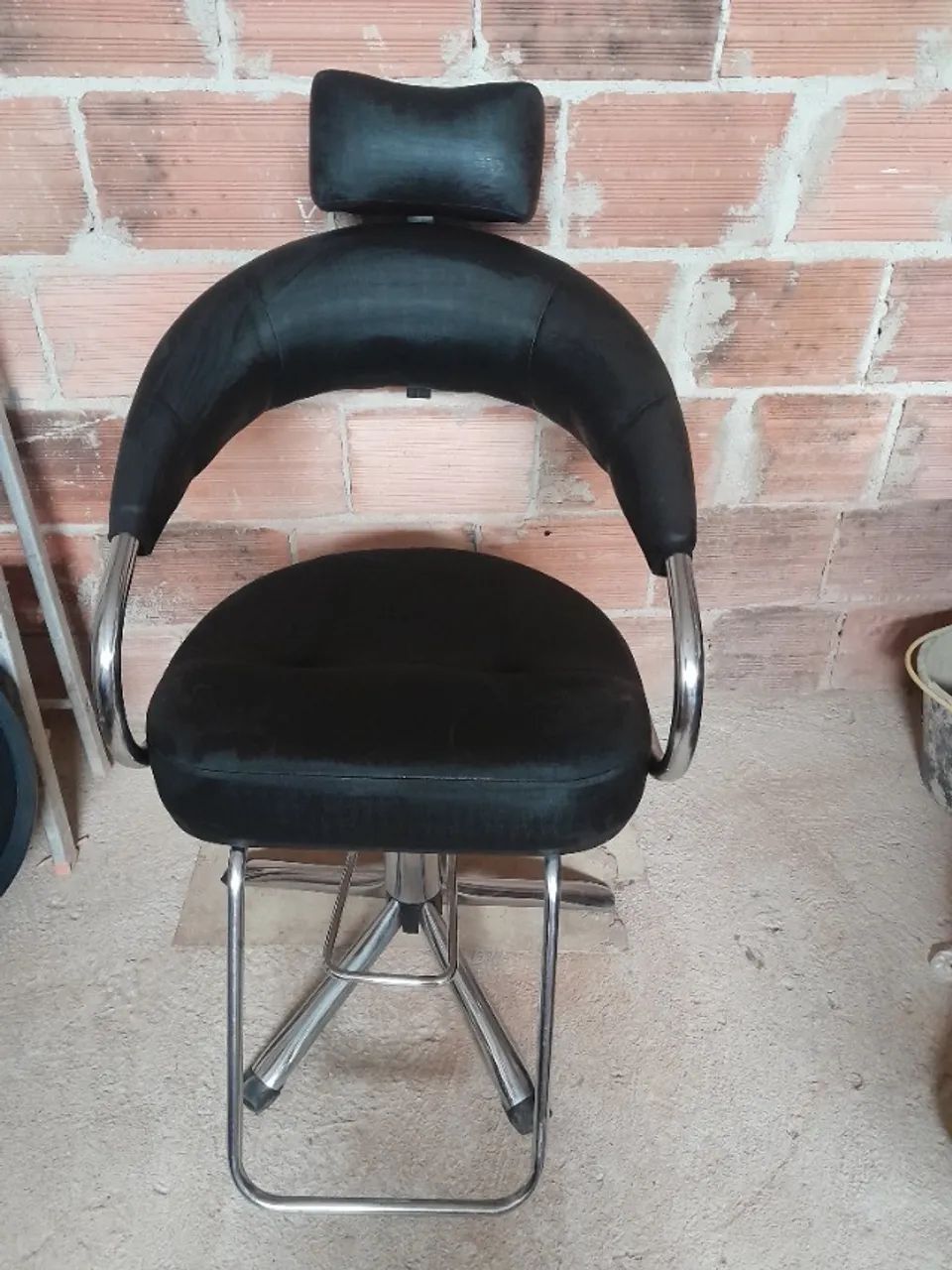 Cadeira para salão em perfeito estado,estofado preto,confortável e moderna. - Foto 5