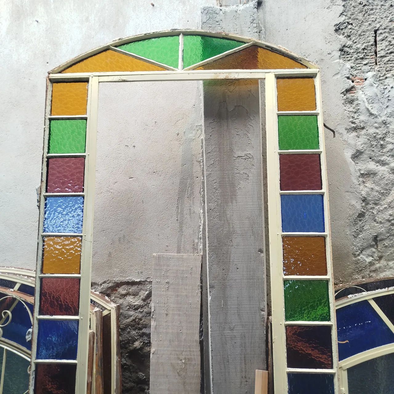 Porta de aço com vidrais coloridos (Demolição) - Foto 2