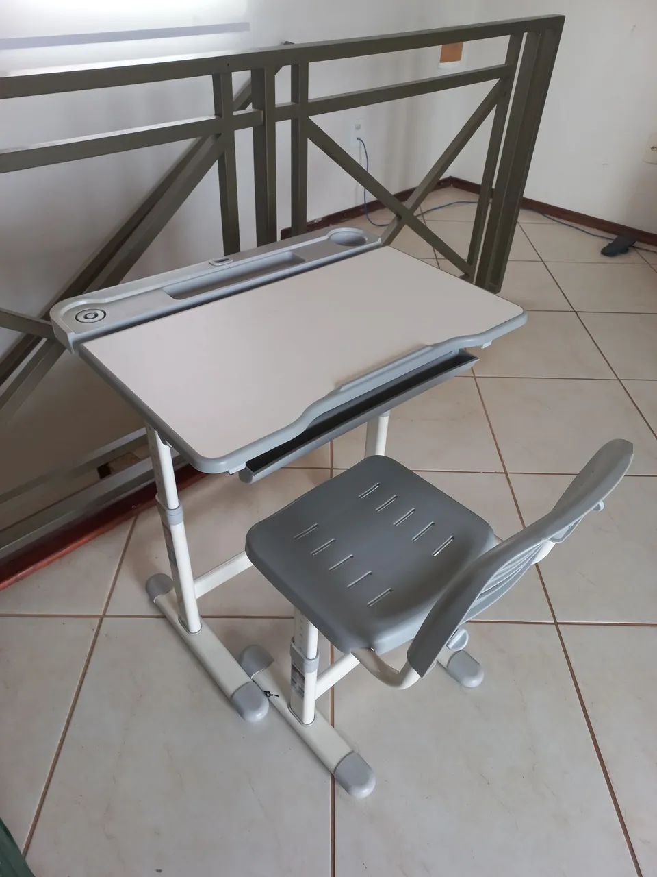 Mesa E Cadeira Infantil Escolar Ajustável - Foto 2