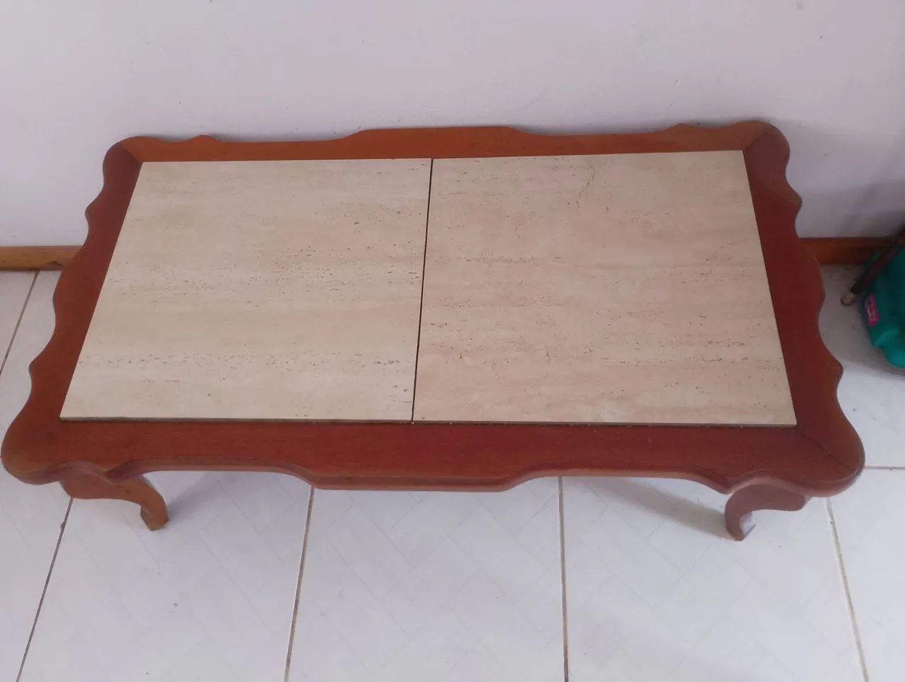 Mesa de Centro Clássica em Madeira com Pés Curvados (120x61cm) - Foto 2