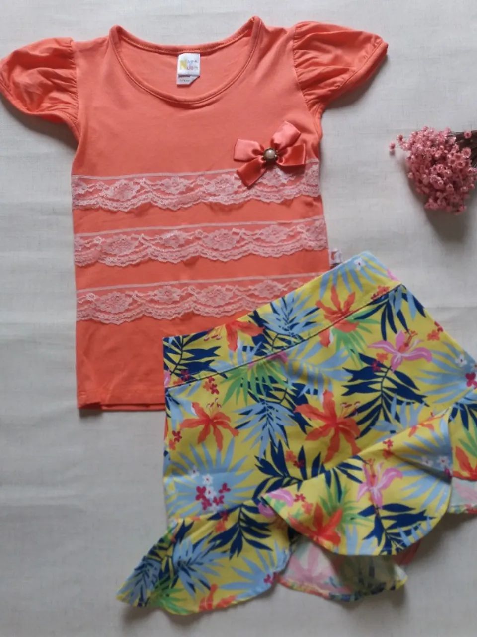 CONJ INFANTIL BLUSA COR LARANJA COM RENDINHAS E SAIA - TAM 8 ANOS - SEMINOVO! - Foto 2