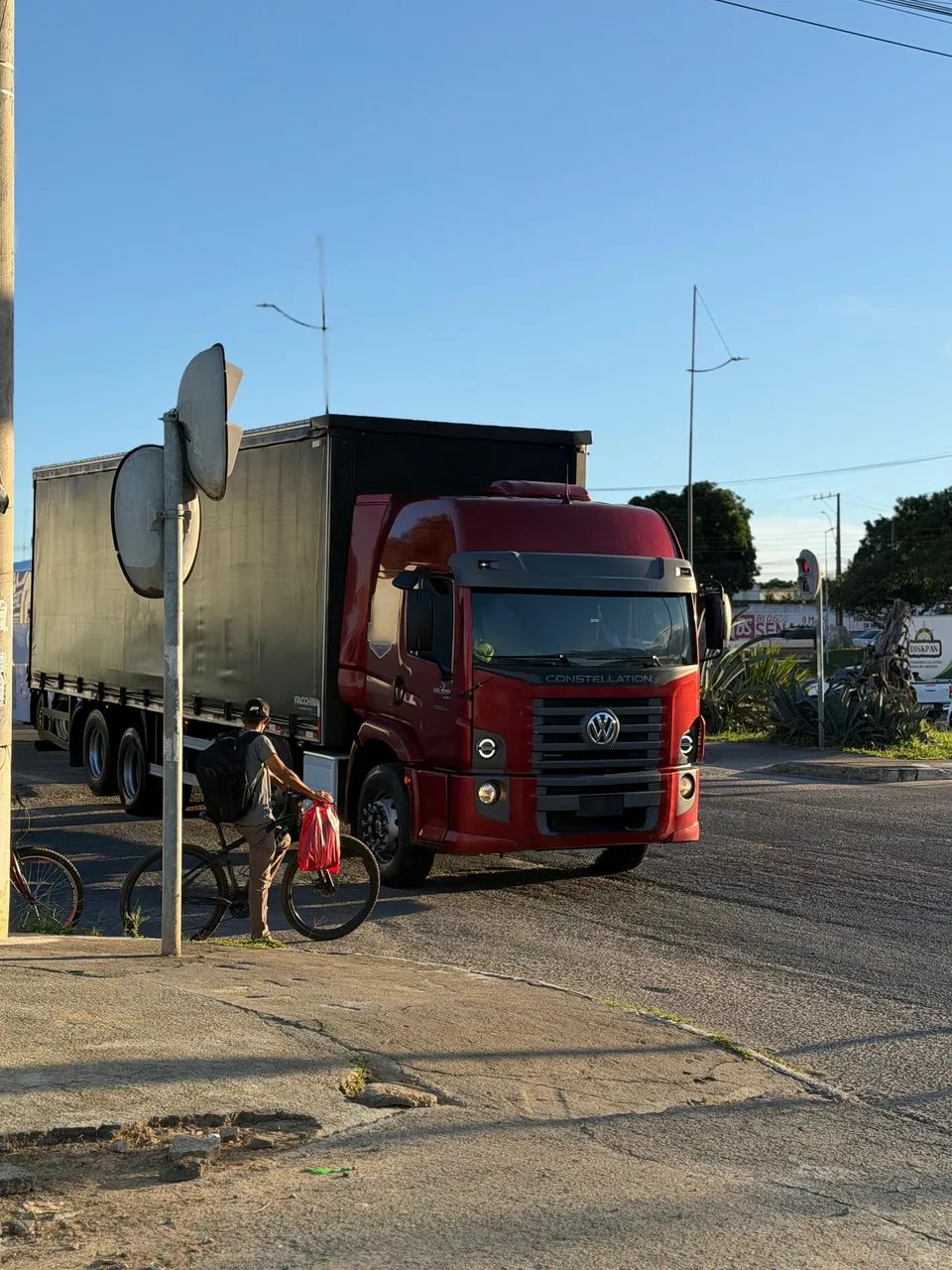 BI Truck Volkswagen Constellation 30.320 8x2  2023/2024 - Foto 6