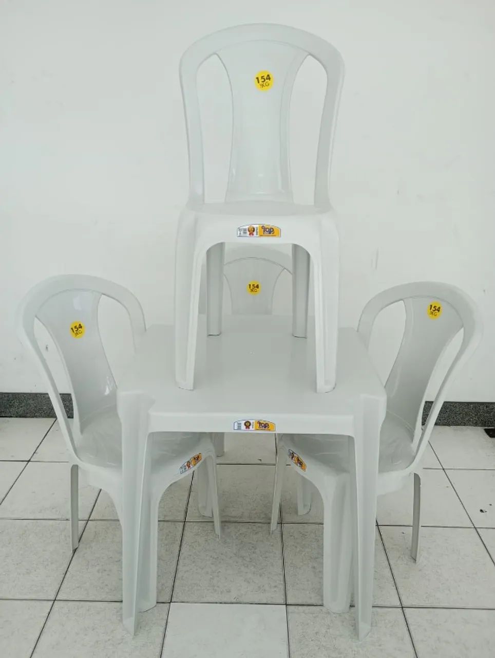 Jogo de Mesa com 04 Cadeiras testadas em 154kg.