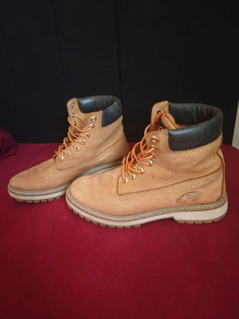 Bota amarela Bull terrier 39