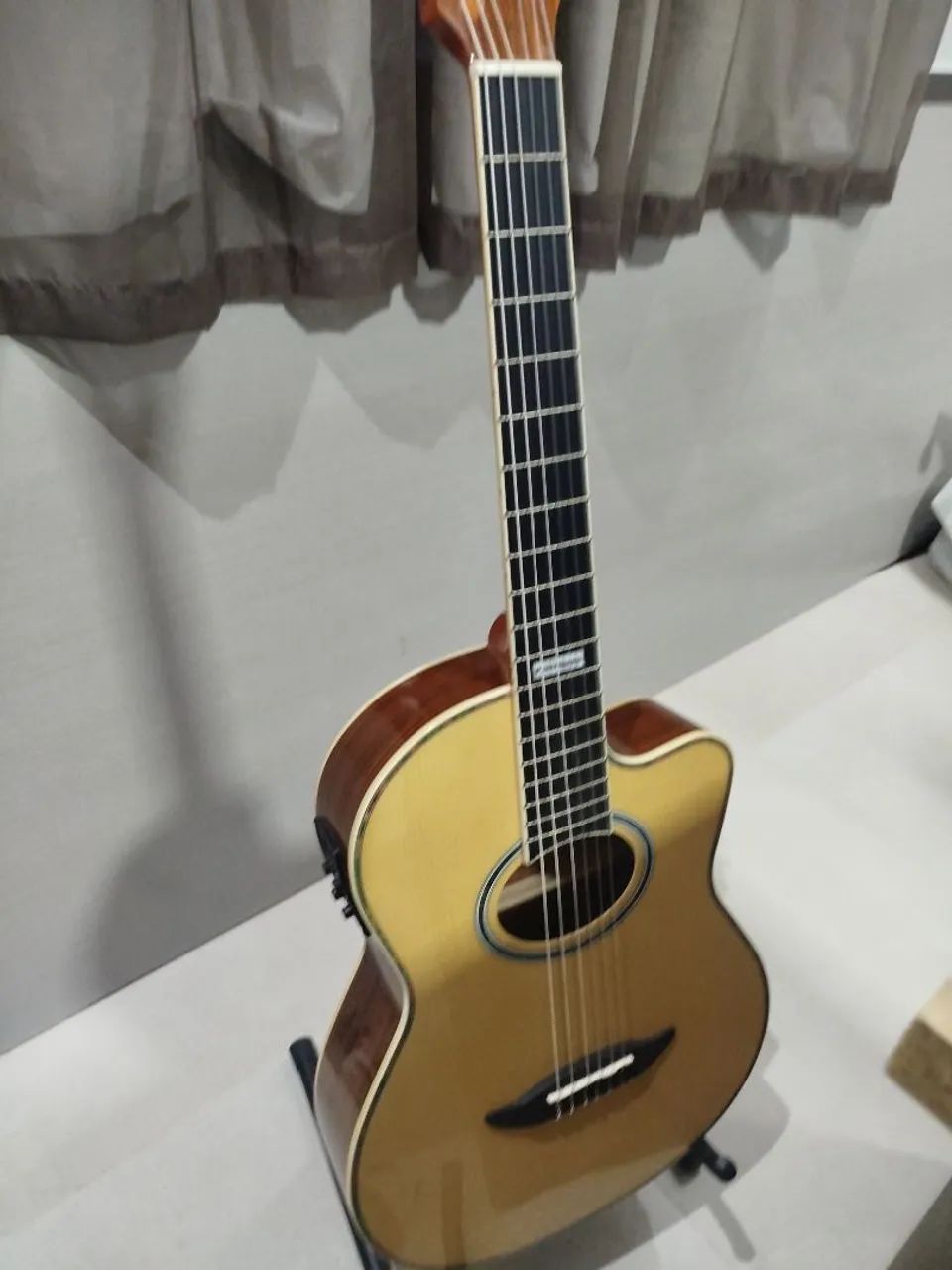 Violão Giannini com cordas de nylon e apoio. 