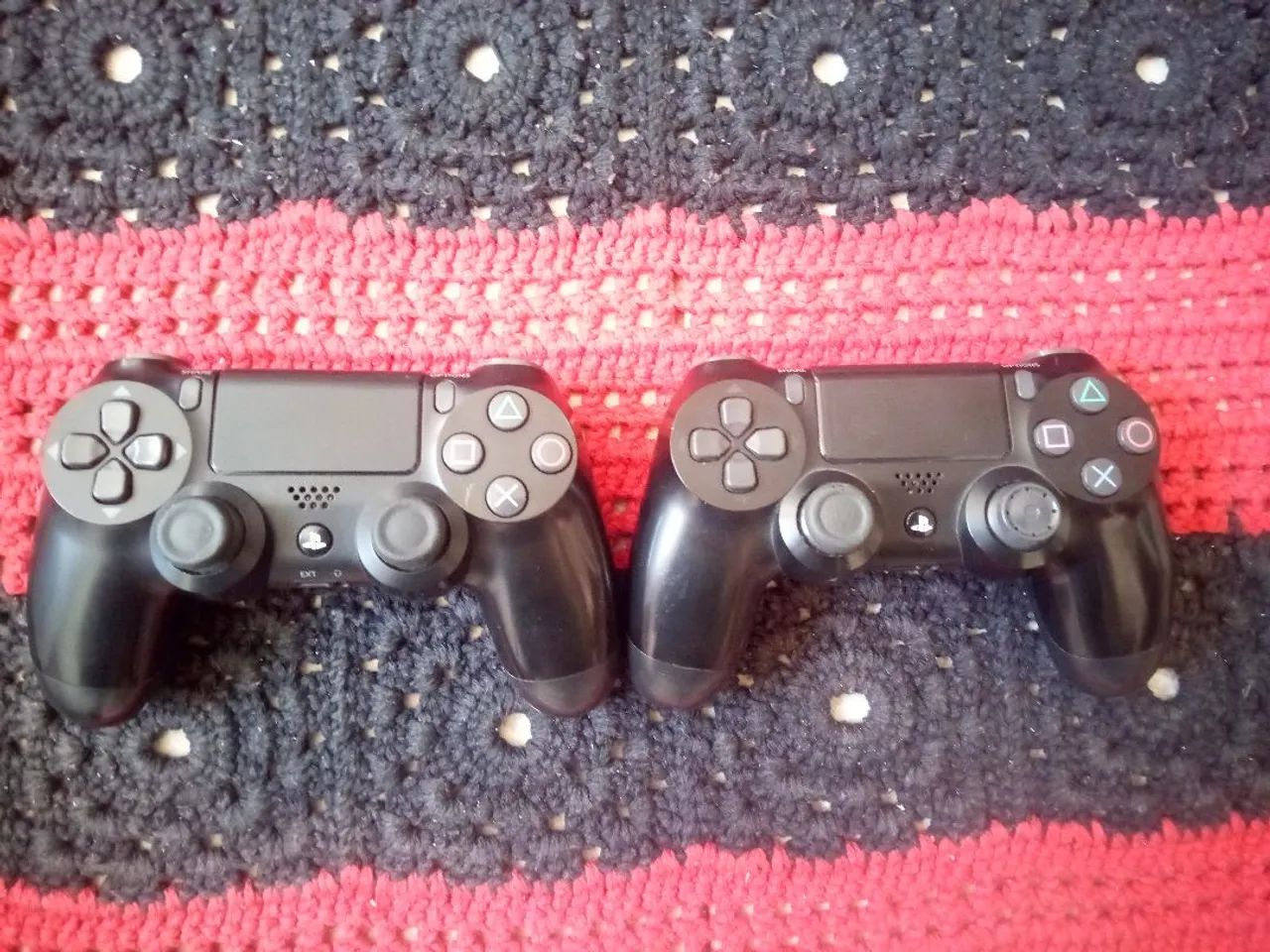 2 Controles de PS4 no estado