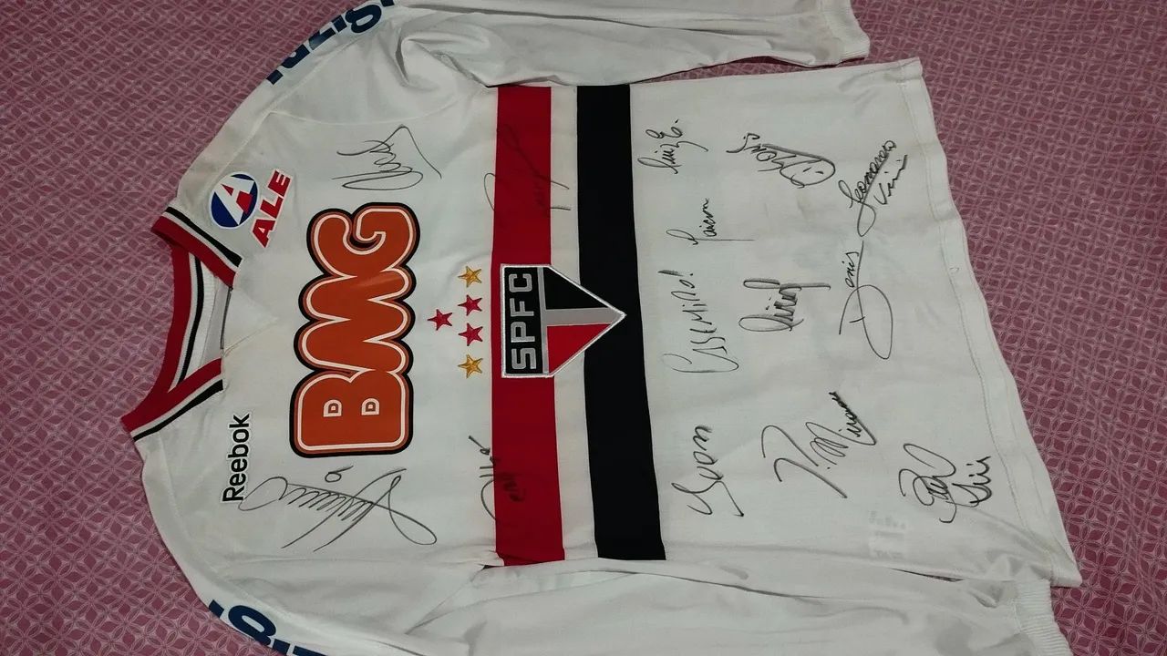 Camisa autografada do São Paulo.