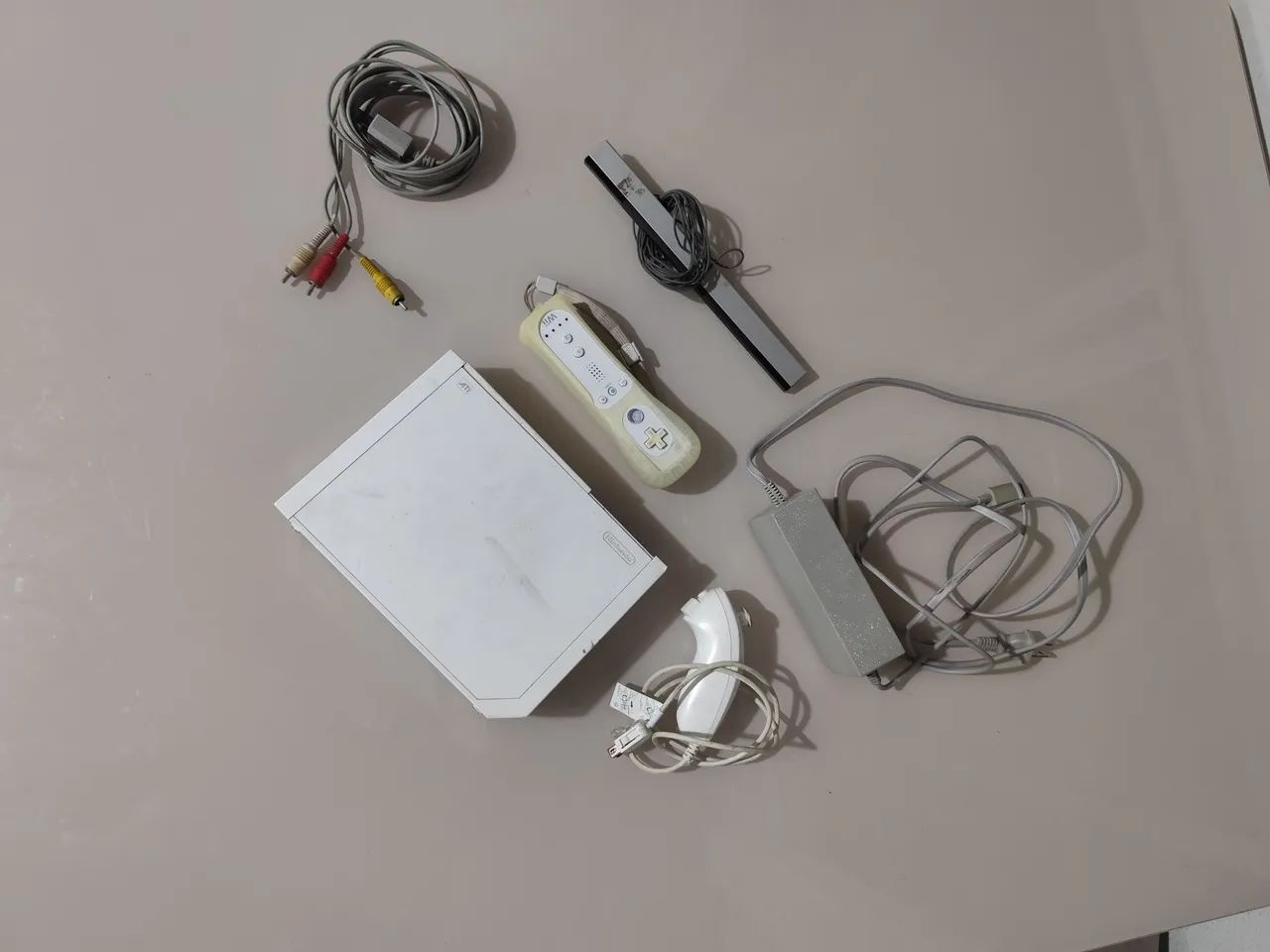 Vídeo game Nintendo wii branco com controle e micro SD