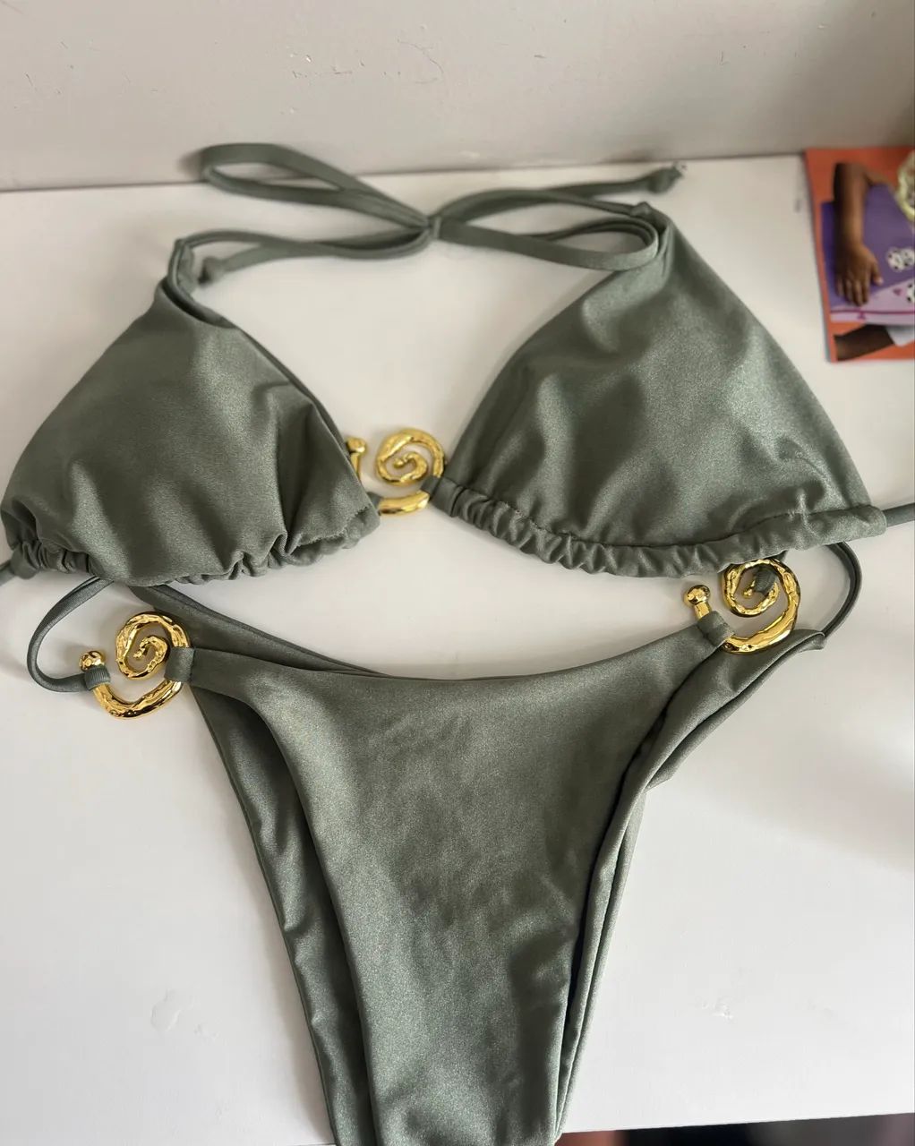 Biquíni verde musgo com detalhes dourado - Foto 2