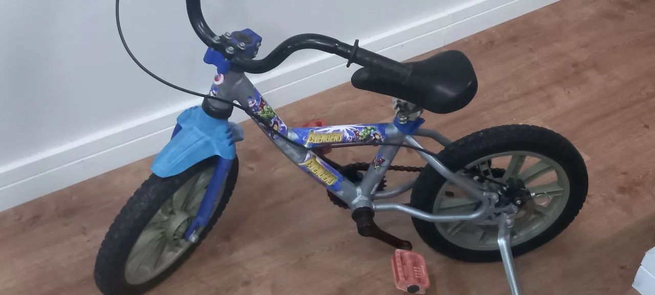 Bicicleta azul com rodinhas