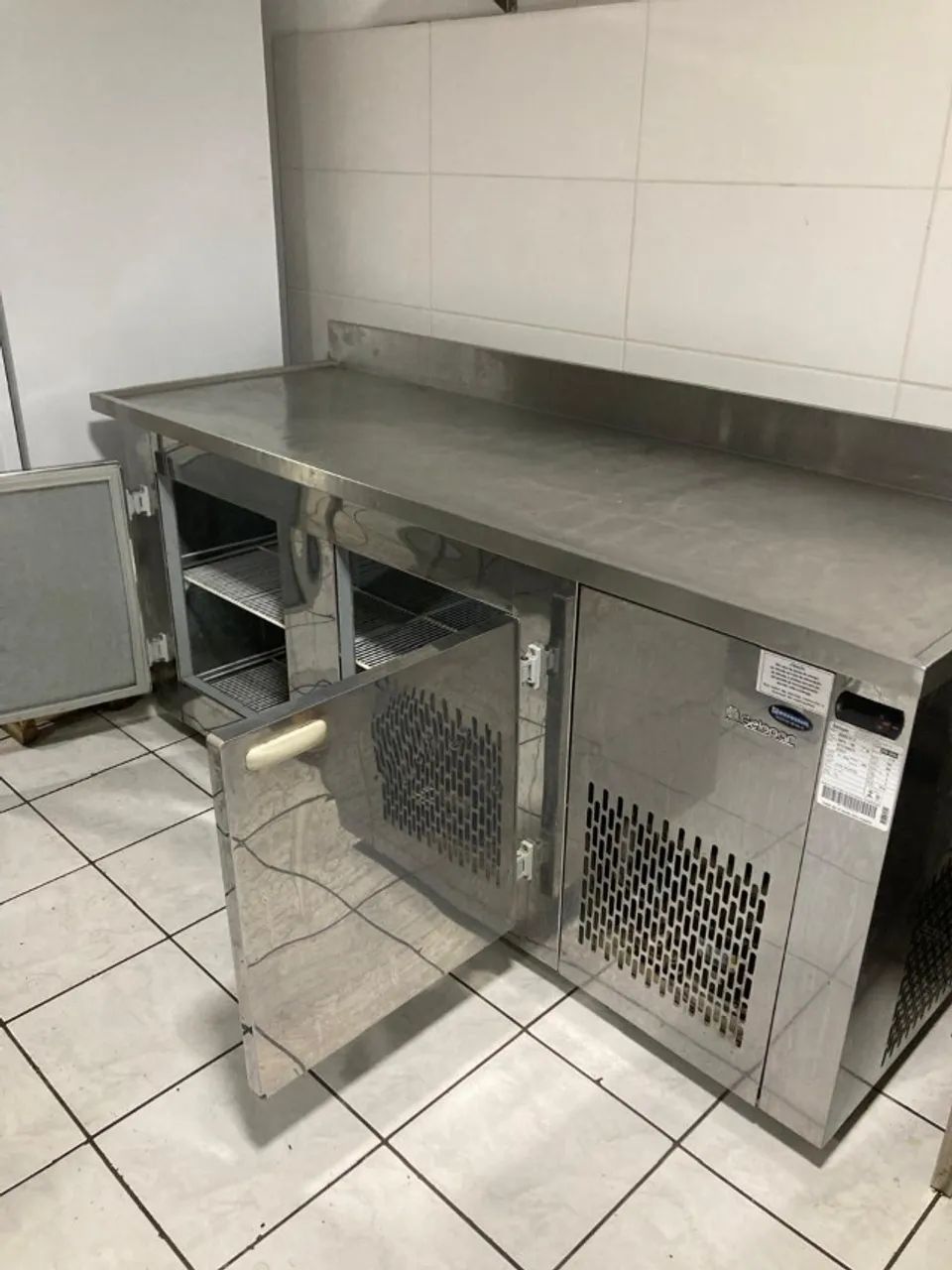 Balcão refrigerado usado em bom estado de conservação.