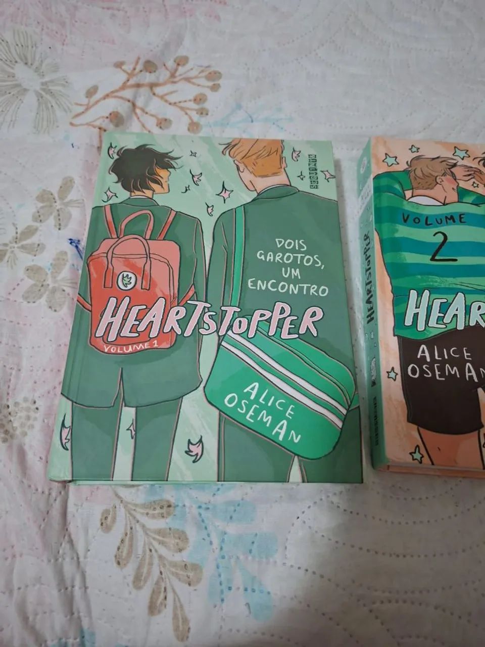 Livros seminovos, nome do livro: Heartstopper (tenho ate o terceiro volume.) - Foto 2