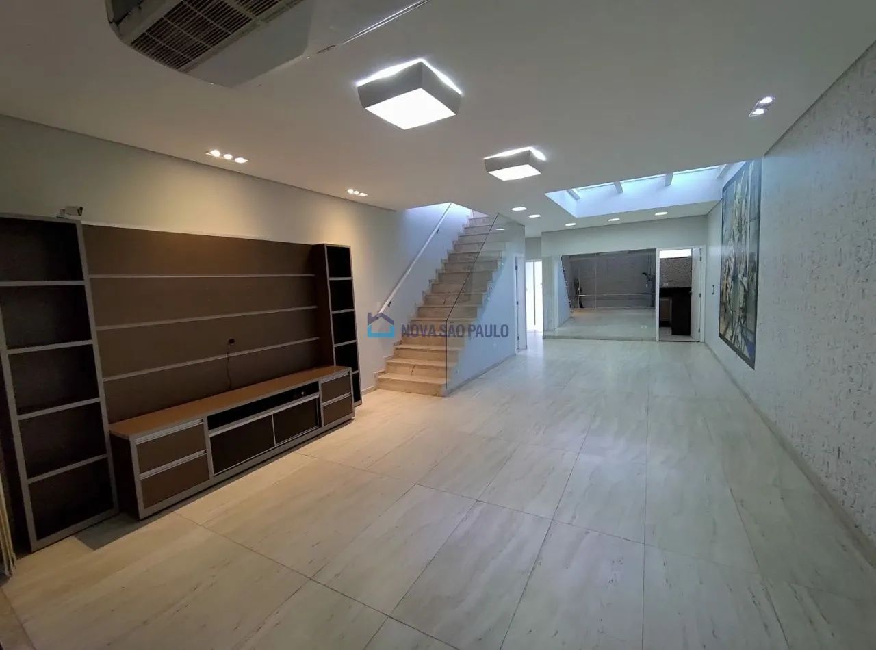 Sobrado residencial com 02 suítes e 02 vagas de garagem